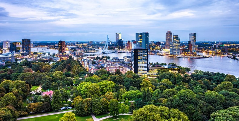 منظره هوایی از شهر روتردام و رودخانه ماس؛ از مدرن‌ترین و ثروتمندترین شهرهای اروپا