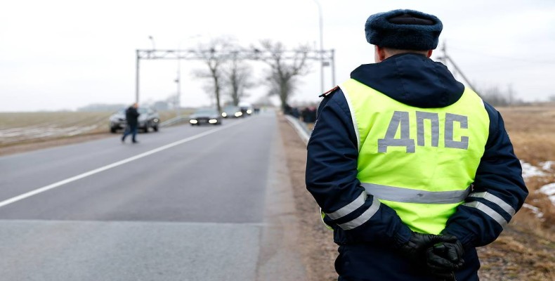 ایست بازرسی پلیس روسیه و بررسی مدارک مسافران در جاده