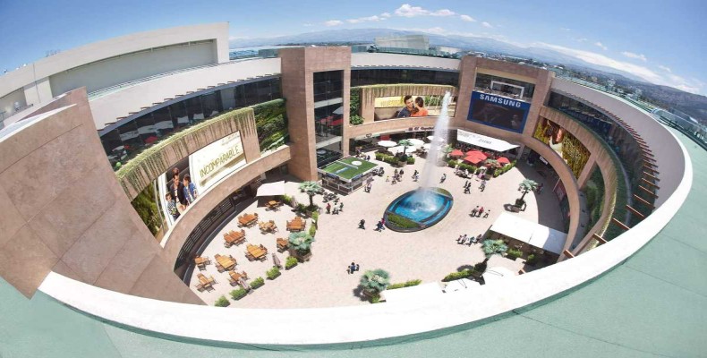 مرکز خرید اسکالا نوا کوش آداسی – پاساژی روباز با منظره دریای اژه