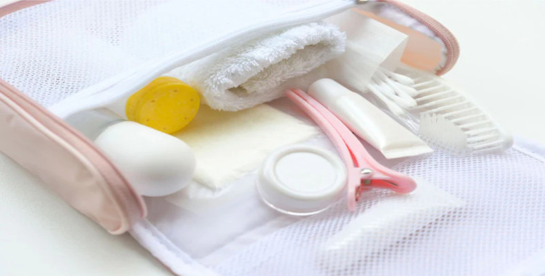 لوازم مورد نیاز خانم‌ها در سفر؛ بهداشتی و مراقبتی 