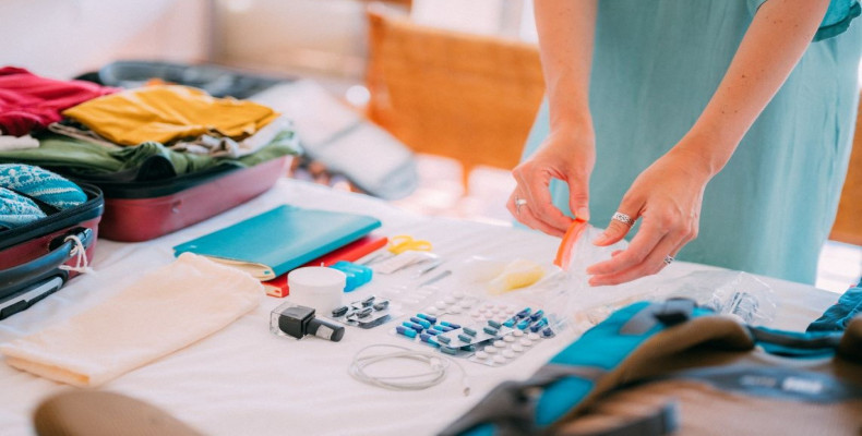 لوازم مورد نیاز خانم‌ها در سفر؛ داروها 