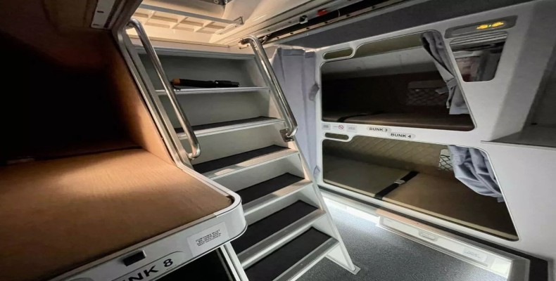 راه‌پله مخفی در داخل هواپیما برای ورود به اتاق استراحت خدمه