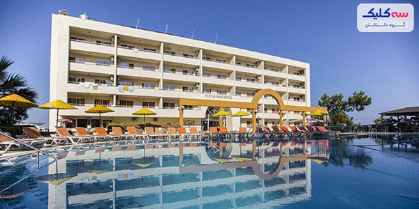 گران‌ترین هتل کوش آداسی	   برای ما ایرانی‌ها سفر به ترکیه قطعا جذاب و دوست‌داشتنی است؛ کوش آداسی هم به عنوان یکی از شهرهای زیبای ترکیه به مقصدی محبوب تبدیل شده است که البته بی‌دلیل هم نیست. وقتی همه چیز در یک شهر از ساحل تمیز گرفته تا هتل‌های لوکس، بی‌نظیرترین مراکز خرید کوش آداسی، غذاهای خوشمزه در رستوران‌های رنگارنگ، در کنار هم قرار گرفته‌اند؛ سفر قطعا بی‌نظیر و خاطره‌انگیز خواهد بود. البته به شرط یک اقامت خوب! هنگام سفر، چند نکته مهم وجود دارد که باید در مورد محل اقامت در نظر بگیرید. یکی از گزینه‌ها یک هتل لوکس است که می‌تواند مزایای زیادی را نسبت به سایر انواع اقامت برای شما فراهم کند. اولا، هتل‌های لوکس معمولا خدمات عالی به مشتریان ارائه می‌دهند. از لحظه‌ای که وارد می شوید، مانند یک VIP با شما رفتار می‌شود. علاوه بر این، هتل‌های لاکچری کوش آداسی اغلب دارای امکانات عالی هستند. می‌توانید از شنای آرامش بخش در استخر لذت ببرید، از اسپا استفاده کنید یا در مرکز تناسب اندام به ورزش کردن بپردازید. در نهایت، مزیت بزرگ گران‌ترین هتل کوش آداسی کیفیت غذا است که در بهترین و خوشمزه‌ترین حالت سرو می‌شوند.  گران‌ترین هتل‌های کوش آداسی در سال 2022 •	هتل یونیک لایف استایل (Unique Life Style Hotel)  هتل یونیک لایف استایل نه تنها گران‌ترین هتل کوش‌آداسی است؛ بلکه فضایی بسیار لاکچری و جذابی را به گردشگران ارائه می‌کند؛ به همین دلیل جز لاکچری‌ترین‌ها است. طراحی و فضای داخلی این هتل به گونه‌ای است که شما یک اقامت رویایی، مجلل و در عین حال سرگرم کننده‌ای را تجربه خواهید کرد. چیزی این هتل را خاص کرده است؛ جذابیت‌های بصری آن در کنار امکانات فوق‌العاده کامل و شگفت‌انگیز است که سفر شما را فراموش‌نشدنی می‌کند. البته در کنار خدمات و زیبایی‌های هتل یونیک کوش‌ آداسی خدمات هتل هم در نوع خود بی‌نظیر است. پرسنل حرفه‌ای همواره برای کمک به شما آماده هستند.    امکانات رفاهی: مرکز تناسب اندام با تجهیزات کامل، باغ، استخر روباز بزرگ با چترهای آفتابی و صندلی‌های آفتاب‌گیر، باشگاه بچه‌ها، امکانات لازم برای ورزش‌های آبی، رستوران، خدمات ماساژ، خدمات تبدیل ارز، شاتل فرودگاه، کلاس‌های یوگا، اجرای موسیقی زنده، صندوق امانات و....  مکان‌های تفریحی اطراف هتل: ساحل بهشت، ساحل بانوان، بازار بزرگ کوش آداسی، قلعه کوش آداسی •	هتل کرومار دلوکس (KoruMar Hotel De Luxe) یکی از گران‌ترین هتل‌های کوش آداسی هتل کرومار دلوکس است که بر روی صخره‌ای زیبا در آب‌های زیبای دریای اژه قرار دارد. ویژگی خاص این هتل منظره فوق‌العاده زیبای آن از دریا به خصوص در هنگام غروب خورشید است. البته امکانات رفاهی در کنار فضای لاکچری و منحصربفرد این هتل هم در محبوبیت آن بی‌تاثیر نیست. وارد هر اتاق که می‌شوید؛ دکوراسیون شیک و کامل آن لبخند رضایت را برای شما به همراه دارد. ولی وجود بالکن رو به دریا با مبلمان مدرن جذابیت این هتل را برای شما دو چندان خواهد کرد.   امکانات رفاهی: زمین تنیس، میز پینگ پنگ، استخر سرپوشیده و روباز، فروشگاه، رستوران، حمام، جکوزی، آرایشگاه، سواحل خصوصی با امکانات کامل، صندوق امانات، اجاره خودرو، فروشگاه سوغاتی، باشگاه بدنسازی، شاتل فرودگاهی، اینترنت رایگان و....  مکان‌های تفریحی اطراف هتل: بازار بزرگ کوش آداسی، پارک آبی آدالند، ساحل بانوان، خانه مریم مقدس، معبد آرتمیس •	هتل پاین بی کوش آداسی (PINE BAY HOTEL) اگر می‌خواهید در هتلی اقامت داشته باشید که به مراکز خرید و مکان‌های تاریخی-گردشگری نزدیک باشد و همچنین در کنار سواحل زیبای دریای اژه با انواع ورزش‌های آبی مهیج قرار گرفته باشد؛ قطعا هتل پاین بی بهترین گزینه برای شماست. این هتل که جز هتل‌های لاکچری کوش آداسی به شمار می‌آید امکانات گسترده و فضای لوکس آن حتما شما را جذب خواهد کرد. وجود 641 اتاق با انواع مختلف تجهیزات و امکانات با وجود پرسنلی حرفه‌ای نشان دهنده کیفیت و سطح بالای آن است.  امکانات رفاهی: ورزش‌های آبی مانند غواصی، سالن بازی برای کودکان، رستوران‌های شیک و خوشمزه، استخر سرپوشیده و روباز، حمام ترکی، کافی شاپ، سالن اسپا و ماساژ، باشگاه بدنسازی، اینترنت رایگان، حمام ترکی، خشکشویی و...  مکان‌های تفریحی اطراف هتل: پارک آبی آدالند، ساحل بانوان، ساحل شهر کوش، قلعه کوش آداسی، بازار بزرگ کوش آداسی، ساحل یلدیز، عبادتگاه آرتمیس •	هتل سی لایت کوش آداسی (Sea light Hotel) هتل سی لایت یکی دیگر از گران‌ترین هتل‌های کوش آداسی به شمار می‌آید و علت آن امکانات کامل و درجه یک در کنار پرسنل حرفه‌ای است که سرویس‌دهی عالی را به مسافران خود ارائه می‌دهند. تمامی 465 اتاق هتل سی لایت از امکانات رفاهی مختلفی برخوردار هستند که اقامت را برای شما دلنشین‌تر خواهند کرد. درون هر اتاق وسایل مورد نیاز مانند قهوه ساز، یخچال و... وجود دارد، ولی وجود بالکن زیبا با منظره شگفت‌انگیز از کوش آداسی و دریای زیبای آن، ماندن در این هتل را خاطره انگیز خواهد کرد. فقط این‌ها نیستند، در واقع امکانات کامل هتل سی لایت مانند 5 رستوران لوکس که هر کدام غذاهای مختلفی را سرو می‌کنند؛ باعث محبوبیت آن شده است. امکانات رفاهی: استخر روباز، خدمات تبدیل ارز، خدمات اسپا و ماساژ، باشگاه بندسازی، اینترنت رایگان، سرگرمی‌های متنوع، آرایشگاه، خشکشویی و اتوکشی، اتاق بازی، کافی شاپ، اتاق‌های کنفرانس، استخر سرپوشیده، حمام ترکی، جکوزی، سونا، موسیقی زنده و...  مکان‌های تفریحی اطراف هتل: قلعه کوش آداسی، ساحل بانوان، بازار بزرگ کوش آداسی، شهر باستانی افسوس •	هتل رامادا کوش آداسی (Ramada hotels) هتل رامادا از مشهورترین هتل‌های کوش آداسی است که در میان مسافران نیز از محبوبیت زیادی برخوردار می‌باشد. شاید به خاطر موقعیت عالی این هتل باشد که نزدیک به مرکز شهر، آثار تاریخی و گردشگری و مراکز خرید است. البته امکانات ویژه و فضای داخلی لوکس هتل در کنار پرسنلی حرفه‌ای که به زبان‌های انگلیسی، فرانسوی و آلمانی مسلط هستند هم بی تاثیر نیست. اتاق‌های این هتل نیز از خدمات مختلفی برخوردارند؛ برای مثال، اتاق‌های با منظره باغ، اتاق دوبل و... با توجه به نیاز شما می‌توانند اوقات بسیار خوشی را برایتان به ارمغان آورند. مخصوصا اگر زوج جوان باشید و برای ماه عسل به این شهر سفر کنید.  امکانات رفاهی: زمین تنیس، استخر روباز، باشگاه بدنسازی، بیلیارد، زمین گلف، حمام ترکی، خدمات ماساژ و اسپا، باشگاه بدنسازی، آرایشگاه، خدمات مربوط به زیبایی، استخر روباز با صندلی‌های آفتاب‌گیر و انواع نوشیدنی‌های خوشمزه، خدمات تبدیل ارز، پارکینگ اختصاصی، امکان کرایه اتوموبیل و... مکان‌های تفریحی اطراف هتل: قلعه کوش آداسی، پارک آبی آدالند، پارک آکوا فانتاسی، شهر تاریخی افه سوس •	هتل آکوا فانتزی (Aqua Fantasy Hotel) از گران‌ترین هتل‌های کوش آداسی، هتل آکوا فانتزی است که ارزش رزرو کردن و اقامت را قطعا دارد. یکی از جذابیت‌های این هتل، پارک آبی آن با انواع سرسره‌ها و بازی‌ها است که برای هر سنی بازی‌های متنوعی را ارائه می‌کند. فضای داخلی هتل به شیوه‌ای جدید و لوکس طراحی شده که در نگاه اول شما را مجذوب خود می‌کند. طراحی‌های اتاق‌ها و دکوراسیون به کار گرفته شده نیز بسیار جدید هستند که اقامت راحتی را به شما ارائه می‌کنند. همه چیز در این هتل در سطح بالایی قرار دارد؛ برای مثال، 7 رستوران و کافی شاپ آن انواع غذاهای و نوشیدنی‌های خوشمزه ترکی و بین المللی را سرو را با بهترین کیفیت و زیباترین شکل رزرو می‌کنند تا در کنار منظره زیبای هتل آکوا نوش جان کنید.  امکانات رفاهی: ترانسفر فرودگاهی، اینترنت، پارک آبی، باشگاه بدنسازی، زمین تنیس، خدمات پزشکی، خدمات مراقبت از کودک، کافی شاپ، صندوق امانات، میز بیلیارد، خدمات ماساژ و اسپا، صرافی، آرایشگاه، اتاق بازی کودکان، زمین گلف  مکان‌های تفریحی اطراف هتل: کلیسای مری، شهر باستانی افسوس، قلعه کوش آداسی، ساحل بانوان، کاروانسرای تاریخی در آخر از مهمترین بخش‌های سفر انتخاب محل اقامت است. پیشنهاد ما انتخاب محلی مناسب با امکانات کافی است تا بتوانید لحظه لحظه سفرتان را با خوشی سپری کنید. اگر هم مقصدتان یک شهر ساحلی مانند کوش آداسی ترکیه باشد که بهترین هتل‌ها و اقامتگاه‌ها در اختیارتان خواهد بود. اما تعداد این هتل‌ها زیاد است که ما بهترین و گران‌ترین هتل کوش آداسی را به شما معرفی کرده‌ایم تا بتوانید بهترین تجربه سفر به این شهر زیبا و تاریخی را داشته باشید. 