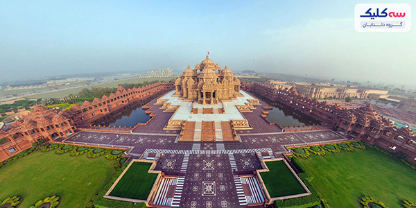 چند نکته برای کسانی که برای اولین بار، سفر به هند را تجربه می کنند! هند مقصدی عجیب و غریب و فریبنده است که مسافران را به وجد می آورد و شگفت زده می کند. با ریشههای عمیق مذهبی، فرهنگی و تاریخی، شهرهای پر هرج و مرج، معماری شگفتانگیز و مسلماً برخی از بهترین غذاهای جهان، دلایل بیپایانی وجود دارد که نشان میدهد، سفر به هند باید در صدر فهرست هر مسافری قرار گیرد. ما نیز در راستای تشویق شما، فهرستی از نکات را گردآوری کرده ایم تا سفر بسیار خوبی را به سرزمین عجایب، تجربه کنید! از راجستان شروع کنید! هند بزرگ است. از قله های یخ زده هیمالیا تا سواحل شنی گوا، هند طیف وسیعی از فرهنگ ها، مناظر و مردم را در بر می گیرد. قبل از سفر به هند، ضروری است که زمانی را صرف تحقیق در مورد مقصد خود کنید. باید مشخص کنید که چه نوع تعطیلاتی می خواهید داشته باشید، کجا می خواهید بروید و در کل چه شهرهایی مورد علاقه شماست! همانطور که گفتیم، هند کشوری وسیع، رنگارنگ و اعتیاد آور است، بنابراین دیدن تمام هند در یک بازدید غیرممکن است. به همین جهت توصیه می کنیم یک شهر را انتخاب کرده و عمیقاً آن را کاوش کنید (مسافرانی که برای اولین بار، سفر به هند را تجربه می کنند، راجستان معرفی خوبی است). این موضوع، نه تنها به شما امکان می دهد فرهنگ آن منطقه را واقعاً لمس کنید، بلکه زمان تلف شده در سفرهای طولانی مدت را کاهش می دهد. آماده تجربه شلوغی باشید! بیش از 1.3 میلیارد نفر، هند را خانه می دانند. شما باید خود را برای شلوغی، سر و صدا، ترافیک و آلودگی که با جمعیتی با آن اندازه همراه است آماده کنید. در بسیاری از مناطق، سیستم دفع زباله متمرکز وجود ندارد، بنابراین دیدن انبوه زباله در خیابان غیرمعمول نیست. فقر در هند نیز بیداد می کند (متوسط یک فرد با 2 دلار در روز زنده می ماند). اگرچه این موارد نباید شما را از سفر به هند منصرف کند، اما باید بدانید که آنها بخشی از تجربه هستند. ولخرجی در هند! سفر به هند به طور قابل توجهی ارزان تر از بسیاری از مقاصد دیگر است. توصیه می کنیم از برخی از این پس انداز ها برای صرف در مواردی مانند اقامتگاه ها و راهنماهای خصوصی و نقل و انتقالات استفاده کنید. هتل های چهار و پنج ستاره در هند کمتر از نصف قیمت اکثر هتل های اروپا و آمریکای شمالی هستند. همچنین نقل و انتقالات خصوصی و راهنماها نیز در هند ارزان هستند، بنابراین از دردسر سوار شدن به قطار و وسایل عمومی بگذرید و برای یک تجربه خصوصی ولخرجی کنید. آیا باید در هند گیاهخوار شوید؟ غذا به عنوان یکی از نکات برجسته سفرهای ما در هند برجسته است. با این حال، مسافرانی که به هند میروند باید همیشه حواسشان باشد که کجا و چه چیزی میخورند. مراقب فروشندگان خیابانی باشید و سعی کنید در رستوران هایی که مردم محلی در آن غذا می خورند، غذا بخورید. برای اینکه تجربه آشپزی خود را به حداکثر برسانید، توصیه می کنیم به یک تور غذایی بپیوندید. اپراتورهای تورهای غذایی معمولاً منطقه را برای بهترین و قابل اعتمادترین فروشندگان خیابانی و رستوران ها بررسی کرده اند. بیشتر هندیها گیاهخوار هستند (بیش از 80%)، به این معنی که نه تنها برخی از بهترین غذاهای گیاهخواری را در جهان دارند، بلکه قابلیتهای مشابهی برای بستهبندی و نگهداری گوشت ندارند. توصیه می کنیم در لحظه پیاده شدن از هواپیما، گیاهخواری کنید. این امر احتمال ابتلا به معده درد و بیماری ها را کاهش می دهد. به علاوه غذاهای گیاهی در هند آنقدر خوب هستند که تجربه بی نظیری برایتان می شوند داروی اسهال را - قبل از اینکه به آن نیاز داشته باشید - همراه داشته باشید. متأسفانه، یکی از تجربیات رایجی که بسیاری از مسافران با آن مواجه می شوند، «شکم دهلی» مخوف است. مهم نیست که چقدر مراقب باشید، بدن شما به مجموعه ای از باکتری های مختلف که در آب و غذا در هند وجود دارد عادت نخواهد کرد. یک داروی خوب برای اسهال لوپرامید نام دارد، زیرا حرکت روده شما را کند می کند و در نتیجه علائم شما را کاهش می دهد. اگر بیش از سه یا چهار روز به مشکلات معده ادامه دادید، به پزشک مراجعه کنید زیرا ممکن است به آنتی بیوتیک نیاز داشته باشید. آب معدنی را قبل از خرید بررسی کنید متأسفانه برخی از مغازه داران بطری های آب خود را دوباره با آب لوله کشی پر می کنند و سپس درب آن را دوباره می گذارند و دوباره می فروشند. برای جلوگیری از بیماری، قبل از خرید حتما آب را بررسی کنید. بیشتر انواع بطری های آب دارای مهر و موم پلاستیکی هستند و در صورت شکستگی می توانید از خرید آن خودداری کنید. چه لباسی در هند بپوشیم ؟ هند گرم است و دمای هوا در تابستان به 40 درجه فارنهایت (یا 100 درجه فارنهایت) می رسد. پیشنهاد ما این است که وسایلتان را سبک جمع کنید و وقتی به هند رسیدید، چند لباس هندی بخرید. (معمولا لباس های هندی نخی و خنک بوده و زیبایی تماشایی را دارند!) جالب است بدانید که هندی ها به خیره شدن معروف هستند. این موضوع در فرهنگ هندی بی ادبانه تلقی نمی شود، اما می تواند برای مسافران زن ترسناک تر باشد، به خصوص کسانی که به صورت انفرادی سفر می کنند، بنابراین سعی کنید تا زیاد در مرکز توجه نباشید و رزرو تور را به سفر انفرادی ترجیح دهید! قبل از ورود به معبد کفش های خود را در بیاورید بسیاری از معابد از شما می خواهند تا قبل از ورود، کفش های خود را در بیاورید. بنابراین، ایده خوبی است که کفش هایی مانند صندل بپوشید تا بتوانید به راحتی آن ها دربیاورید. اگر نگران دزدیده شدن کفش هایتان از جلوی معبد هستید، می توانید آن ها را در کوله پشتی خود نگه دارید یا به متصدی معبد بدهید. چانه زدن را بیاموزید چانه زدن بخشی طبیعی از خرید در هند است و نکته مهمی که باید به خاطر داشته باشید این است که این یک نبرد نیست - یک مذاکره دوستانه است. فروشنده احتمالاً قیمتی را نقل می کند که بسیار بالا است و از شما انتظار دارد که پیشنهاد متقابل کمتری ارائه دهید. سپس، می توانید به عقب و جلو بروید و به قیمتی برسید که برای هر دوی شما مفید باشد. قیمت همیشه قابل مذاکره است و اگر چانه زنی نکنید، تقریباً برای هر چیزی که خریداری می کنید، بیش از حد پرداخت می کنید. به علاوه، این خبر به سرعت به همه فروشندگان می رسد که شما هدف آسانی هستید و همه سعی می کنند تا هزینه بیشتری از شما دریافت کنند. در اینجا یک نکته وجود دارد، اگر فروشنده از قیمت پایین نیامد، فقط از آنها تشکر کنید و شروع به رفتن کنید. از آنجایی که آنها نمی خواهند کسب و کار را از دست بدهند، اکثر فروشندگان نظر خود را تغییر می دهند و قیمت را پایین می آورند تا شما را به غرفه خود بازگردانند. البته، شما همچنین باید این واقعیت را بپذیرید که خارجیها تقریباً همیشه هزینه بیشتری میپردازند! مراقب جیب برها باشید هر زمان که در یک مکان عمومی شلوغ هستید، مراقب خود باشید تا مطمئن شوید که وسایل شخصی شما سالم هستند. کیف پول، گذرنامه یا تلفن خود را در جیب پشتی خود حمل نکنید - آن را در جیب جلویی یا در یک جیب زیپ دار نگه دارید. همچنین جواهرات یا لوازم جانبی گران قیمت نیز نپوشید! انتظار نداشته باشید تا همه چیز به موقع اتفاق بیفتد به یاد داشته باشید که همه چیز در "وقت هند" اتفاق می افتد. قطارها لزوماً زمانی که برنامه ریزی شده اند حرکت نمی کنند، دوستان هندی ممکن است زمانی که می گویند نمی رسند و کارها ممکن است خیلی بیشتر از حد انتظار طول بکشد. مهم است که این را در نظر داشته باشید و زمان بیشتری را برای تاخیر در نظر بگیرید تا دچار استرس نشوید. یک کتاب خوب برای خواندن در حالی که منتظر هستید بردارید و بدانید، چیزی که منتظرش هستید در نهایت اتفاق می افتد. چگونه هند را تجربه کنیم؟ فرهنگ هند با فرهنگ غربی و دیگر فرهنگ ها بسیار متفاوت است و اگر می خواهید یک تجربه واقعی هندی داشته باشید، به شما پیشنهاد می کنیم نه تنها به تفاوت ها احترام بگذارید بلکه آنها را در آغوش بگیرید. از این فرصت استفاده کنید و لباس های سبک هندی بپوشید، با دستان خود غذا بخورید، چای محلی بنوشید و درباره هندوئیسم بیاموزید. این جمله را بخاطر داشته باشید که فقط برای تماشا به هند نروید، بلکه آن را تجربه کنید. کلمات اساسی را در زبان هندی بدانید این موضوع باعث می شود تا مغازه داران کمی بخندندو احساس صمیمیت کنند. Namaste (نَمَسته) : سلام آچا: خوبه آچا نه :خوب نیست آلویدا : خداحافظ کِرتایی : ممنون در آخر؛ هر چیزی را که می خوانید باور نکنید! زمانی که ما برای اولین بار تحقیق در مورد هند را آغاز کردیم، از حجم اطلاعات موجود غرق شدیم. مواقعی وجود داشت که «نکات»ی که میخواندیم، بیش از آنکه آن را کاهش دهد، نگرانی ما را از سفر به هند افزایش میداد. بسیاری از چیزهایی که ما خواندیم و نگران بودیم کاملاً نامتناسب بود. همانطور که در بالا گفتیم، مهم است که در مورد مقصد خود تحقیق کنید و آماده باشید، اما اجازه ندهید شایعات شما را از سفر منصرف کنند!