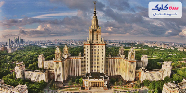 چرا باید تور روسیه را امتحان کنیم ؟ برای افراد ناآشنا، فکر روسیه ممکن است تصاویری از مردانی با کلاه خزدار یا جاسوسان KGB از یک فیلم هالیوود را تداعی کند. اما با نگاهی جدا از کلیشه ها، کشوری با سنتی عمیق، هنر و تاریخی پرشور را کشف خواهید کرد. از هاسکی‌هایی که در کوه‌های سیبری سردسیری می‌روند تا نور طبیعی شفق قطبی. از سقف‌های گنبدی شکل کلیسای جامع سنت باسیل گرفته تا آثار هنری مشهور جهان در گالری ترتیاکوف، فهرستی بی‌پایان از دلایلی برای تور روسیه وجود دارد! •	از روسیه دیدن کنید تا شکوه آن را تجربه کنید روسیه بزرگترین کشور جهان است و مقیاس قدرتمند آن در شکوه کاخ ها، کلیساها و پارک های آن منعکس شده است. برای درک واقعی وسعت روسیه، باید به سمت جنگل‌های بی‌پایان تایگا سیبری، مناظر آتشفشانی کامچاتکا یا وسعت آبی دریاچه بایکال بروید. بزرگی روسیه به این معنی است که تنوع باورنکردنی از مناظر و مناطق آب و هوایی را پوشش می دهد.  •	آثار بزرگان ادبی را مطالعه کنید هر دوستدار کتاب مطمئناً از سفر به خانه برخی از مشهورترین بزرگان ادبی لذت خواهد برد: جنگ و صلح لئو تولستوی، ارواح مرده نیکولای گوگول، جنایت و مکافات فئودور داستایوفسکی - فقط چند مورد را نام ببریم. یک تور ادبی در روسیه داشته باشید و از موزه هر یک از این نویسندگان دیدن کنید. برخی از تورهای پیاده روی در اطراف سنت پترزبورگ حتی در مناظر جنایت و مکافات توقف خواهند داشت. اگر به استراحت نیاز دارید، کتاب شعر الکساندر پوشکین را همراه داشته باشید و «سرزمین مسکو» را در مکانی که از آن الهام گرفته شده است بخوانید. •	اگرکلاسیک هستید؛ باله سنتی روسی را تجربه کنید باله در روسیه مایه غرور ملی است. به شدت با تاریخ کشور در هم آمیخته است، زیرا باله برای قرن ها شکل اصلی سرگرمی برای اشراف روسیه بود.روسیه اکنون منبع ماهرترین رقصندگان باله جهان است و گفته می شود که سبک منحصر به فرد خود را دارد. امروزه، باله فقط به خانواده سلطنتی اختصاص ندارد. یک صندلی در تئاتر بولشوی رزرو کنید و شبی را تجربه کنید که شبیه هیچ شبی نیست.  •	در آفتاب سوچی غرق شوید ممکن است روسیه را به عنوان اولین انتخاب خود برای یک استراحت آفتابی تصور نکنید، اما استراحتگاه سوچی یک استراحتگاه ساحلی تابستانی برای بسیاری از روس‌ها است. این شهر که در امتداد دریای سیاه قرار دارد، نیمه گرمسیری است و درختان نخل در خیابان های آن قرار دارند. در اینجا می توانید موزه ها و معماری روسیه را که توسط جنگل های سبز و نور گرم خورشید احاطه شده اند، کشف کنید.  •	در هزارتوهای رودخانه روسیه سفر کنید حدود 100000 رودخانه در روسیه وجود دارد که مسیر خود را به داخل و خارج از شهرهای بزرگ و کوچک می پیچند. گشت و گذار در این رودخانه ها با راهنمای تور یکی از بهترین راه ها برای کشف این کشور است، جایی که، با عبور از مناظر، می توانید بنشینید و به افسانه های باستانی و داستان های تاریخی که به اطراف متصل می شوند گوش دهید.  •	آرامش در بانیا روسی  پس از آن همه کاوش، به روشی که محلی‌ها انجام می‌دهند، در آبگرم روسی حمام کنید. به‌عنوان یکی از محبوب‌ترین فعالیت‌های تفریحی در روسیه، شما یک آبگرم Banya را در هر شهر بزرگی پیدا خواهید کرد و می‌توانید خود را با یک حمام بخار سنتی یا یک درمان نیروبخش اکالیپتوس از  تنش را رها کنید.  •	اجازه دهید زمان با مجموعه های هنری بی نهایت شناور شود همه علاقه مندان به هنر متوجه خواهند شد که هرگز در روسیه زمان کافی وجود ندارد. برای مشاهده بیش از 180000 اثر هنری کاملاً روسی از قرن یازدهم تا قرن بیستم، از گالری هنری دولتی ترتیاکوف در مسکو دیدن کنید. در سنت پترزبورگ، می توانید بیش از 3 میلیون اثر هنری و مصنوعات را در موزه دولتی هرمیتاژ ببلعید و مطمئن شوید که مشهورترین نقاشی از همه را می بینید.  •	شهرهای قرون وسطایی را در حلقه طلایی کشف کنید حلقه طلایی یک مسیر توریستی محبوب از طریق روسیه است که مسیر خود را از میان شهرها و شهرهای کلیدی قرون وسطایی می گذراند که عمدتاً توسط مدرنیته و صنعتی شدن مختل نشده اند. با اسیر شدن در این حوزه باستانی روسیه، تاریخ معنوی کلیسای ارتدکس را خواهید دید، فرهنگ غذایی سنتی را می چشید و دست خود را در هنرها و صنایع دستی باستانی امتحان خواهید کرد.  •	شکوه معماری را تحسین کنید شهرهای روسیه در هر قدمی دارای معماری مجلل و طراحی منحصر به فرد هستند. در مسکو، قدیمی‌ترین شهر روسیه، حتی ایستگاه‌های مترو این شهر گواهی بر عظمتی است که در کاخ‌های این کشور یافت می‌شود، پس از درخواست استالین که ایستگاه‌های قطار باید طوری طراحی شوند که گویی «کاخ‌های مردم» هستند. حتماً با مترو به میدان سرخ بروید، جایی که معماری عجیب و غریب امپراتوری روسیه سابق را خواهید دید.  در همین حال، سنت پترزبورگ، پایتخت سابق، مرکز فرهنگی روسیه در نظر گرفته می شود. در آنجا ترکیبی گیج‌کننده از سبک‌ها را خواهید دید: کاخ یلاگین و کاخ میخائیلوفسکی با ستون‌ها و سازه‌های نئوکلاسیک دوران باستان را به یاد می‌آورند. خانه شوراهای سنت پترزبورگ، البته، تصویری با ابهت از معماری شوروی را به رهگذران ارائه می دهد. و کاخ زمستانی که زمانی محل زندگی یکی از تزارها بود، به دلیل سبک باروک مجلل خود مشهور است.  •	 در میدان سرخ مسکو قدم بزنید بعد از اینکه گنبدهای پیازی معروف کلیسای جامع سنت باسیل را دیدید و به این فکر کردید که آیا به طور تصادفی وارد یک مجموعه فیلم شده اید، وقت آن است که از جاذبه های میدان دیدن کنید. از این یک مکان، می‌توانید از موزه لنین دیدن کنید و معروف‌ترین مومیایی جهان را ببینید، از فروشگاه بزرگ GUM خرید کنید و با هیبت به سقف نورگیر آن نگاه کنید، و در اطراف مجموعه مستحکم کرملین که شامل پنج قصر است، گشت بزنید. ، چهار کلیسای جامع و آجر قرمز نمادین برج کرملین. در واقع، ممکن است لازم باشد برای تکمیل برنامه سفر خود در میدان سرخ، یک یا دو روز استراحت کنید.  •	سوار راه آهن ترانس سیبری شوید از کاوش در تمام آن کاخ های پرآذین خسته شده اید؟ فراتر از نقاط گردشگری کلاسیک بروید و سوار قطار سریع السیر ترانس سیبری شوید. این قطار خوش منظره از مسکو تا ولادی وستوک 5752 مایل طول دارد، دشت‌های سیبری را طی می‌کند و در برخی از جذاب‌ترین مکان‌های روسیه توقف می‌کند. مسیر از ابتدا تا انتها 6 شب طول می کشد.  در زمستان از کنار دریاچه یخ زده بایکال عبور کنید و یا در تابستان سوار قطار شوید و نور خورشید را در آب های وسیع آن ببینید. غذا در داخل هواپیما و وای فای رایگان وجود دارد، اگرچه احتمالاً حواس‌تان به تماشای این مناظر روی صندلی‌های پنجره نیست که نمی‌توانید یک فیلم نتفلیکس را پخش کنید. شما باید آن کتاب طولانی «جنگ و صلح» را نیز زمانی دیگر به پایان برسانید (البته بعداً در مورد تأثیر ادبی چشمگیر روسیه صحبت خواهیم کرد).