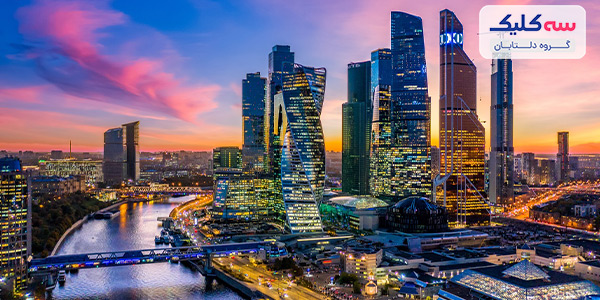 چرا باید تور روسیه را امتحان کنیم ؟ برای افراد ناآشنا، فکر روسیه ممکن است تصاویری از مردانی با کلاه خزدار یا جاسوسان KGB از یک فیلم هالیوود را تداعی کند. اما با نگاهی جدا از کلیشه ها، کشوری با سنتی عمیق، هنر و تاریخی پرشور را کشف خواهید کرد. از هاسکی‌هایی که در کوه‌های سیبری سردسیری می‌روند تا نور طبیعی شفق قطبی. از سقف‌های گنبدی شکل کلیسای جامع سنت باسیل گرفته تا آثار هنری مشهور جهان در گالری ترتیاکوف، فهرستی بی‌پایان از دلایلی برای تور روسیه وجود دارد! •	از روسیه دیدن کنید تا شکوه آن را تجربه کنید روسیه بزرگترین کشور جهان است و مقیاس قدرتمند آن در شکوه کاخ ها، کلیساها و پارک های آن منعکس شده است. برای درک واقعی وسعت روسیه، باید به سمت جنگل‌های بی‌پایان تایگا سیبری، مناظر آتشفشانی کامچاتکا یا وسعت آبی دریاچه بایکال بروید. بزرگی روسیه به این معنی است که تنوع باورنکردنی از مناظر و مناطق آب و هوایی را پوشش می دهد.  •	آثار بزرگان ادبی را مطالعه کنید هر دوستدار کتاب مطمئناً از سفر به خانه برخی از مشهورترین بزرگان ادبی لذت خواهد برد: جنگ و صلح لئو تولستوی، ارواح مرده نیکولای گوگول، جنایت و مکافات فئودور داستایوفسکی - فقط چند مورد را نام ببریم. یک تور ادبی در روسیه داشته باشید و از موزه هر یک از این نویسندگان دیدن کنید. برخی از تورهای پیاده روی در اطراف سنت پترزبورگ حتی در مناظر جنایت و مکافات توقف خواهند داشت. اگر به استراحت نیاز دارید، کتاب شعر الکساندر پوشکین را همراه داشته باشید و «سرزمین مسکو» را در مکانی که از آن الهام گرفته شده است بخوانید. •	اگرکلاسیک هستید؛ باله سنتی روسی را تجربه کنید باله در روسیه مایه غرور ملی است. به شدت با تاریخ کشور در هم آمیخته است، زیرا باله برای قرن ها شکل اصلی سرگرمی برای اشراف روسیه بود.روسیه اکنون منبع ماهرترین رقصندگان باله جهان است و گفته می شود که سبک منحصر به فرد خود را دارد. امروزه، باله فقط به خانواده سلطنتی اختصاص ندارد. یک صندلی در تئاتر بولشوی رزرو کنید و شبی را تجربه کنید که شبیه هیچ شبی نیست.  •	در آفتاب سوچی غرق شوید ممکن است روسیه را به عنوان اولین انتخاب خود برای یک استراحت آفتابی تصور نکنید، اما استراحتگاه سوچی یک استراحتگاه ساحلی تابستانی برای بسیاری از روس‌ها است. این شهر که در امتداد دریای سیاه قرار دارد، نیمه گرمسیری است و درختان نخل در خیابان های آن قرار دارند. در اینجا می توانید موزه ها و معماری روسیه را که توسط جنگل های سبز و نور گرم خورشید احاطه شده اند، کشف کنید.  •	در هزارتوهای رودخانه روسیه سفر کنید حدود 100000 رودخانه در روسیه وجود دارد که مسیر خود را به داخل و خارج از شهرهای بزرگ و کوچک می پیچند. گشت و گذار در این رودخانه ها با راهنمای تور یکی از بهترین راه ها برای کشف این کشور است، جایی که، با عبور از مناظر، می توانید بنشینید و به افسانه های باستانی و داستان های تاریخی که به اطراف متصل می شوند گوش دهید.  •	آرامش در بانیا روسی  پس از آن همه کاوش، به روشی که محلی‌ها انجام می‌دهند، در آبگرم روسی حمام کنید. به‌عنوان یکی از محبوب‌ترین فعالیت‌های تفریحی در روسیه، شما یک آبگرم Banya را در هر شهر بزرگی پیدا خواهید کرد و می‌توانید خود را با یک حمام بخار سنتی یا یک درمان نیروبخش اکالیپتوس از  تنش را رها کنید.  •	اجازه دهید زمان با مجموعه های هنری بی نهایت شناور شود همه علاقه مندان به هنر متوجه خواهند شد که هرگز در روسیه زمان کافی وجود ندارد. برای مشاهده بیش از 180000 اثر هنری کاملاً روسی از قرن یازدهم تا قرن بیستم، از گالری هنری دولتی ترتیاکوف در مسکو دیدن کنید. در سنت پترزبورگ، می توانید بیش از 3 میلیون اثر هنری و مصنوعات را در موزه دولتی هرمیتاژ ببلعید و مطمئن شوید که مشهورترین نقاشی از همه را می بینید.  •	شهرهای قرون وسطایی را در حلقه طلایی کشف کنید حلقه طلایی یک مسیر توریستی محبوب از طریق روسیه است که مسیر خود را از میان شهرها و شهرهای کلیدی قرون وسطایی می گذراند که عمدتاً توسط مدرنیته و صنعتی شدن مختل نشده اند. با اسیر شدن در این حوزه باستانی روسیه، تاریخ معنوی کلیسای ارتدکس را خواهید دید، فرهنگ غذایی سنتی را می چشید و دست خود را در هنرها و صنایع دستی باستانی امتحان خواهید کرد.  •	شکوه معماری را تحسین کنید شهرهای روسیه در هر قدمی دارای معماری مجلل و طراحی منحصر به فرد هستند. در مسکو، قدیمی‌ترین شهر روسیه، حتی ایستگاه‌های مترو این شهر گواهی بر عظمتی است که در کاخ‌های این کشور یافت می‌شود، پس از درخواست استالین که ایستگاه‌های قطار باید طوری طراحی شوند که گویی «کاخ‌های مردم» هستند. حتماً با مترو به میدان سرخ بروید، جایی که معماری عجیب و غریب امپراتوری روسیه سابق را خواهید دید.  در همین حال، سنت پترزبورگ، پایتخت سابق، مرکز فرهنگی روسیه در نظر گرفته می شود. در آنجا ترکیبی گیج‌کننده از سبک‌ها را خواهید دید: کاخ یلاگین و کاخ میخائیلوفسکی با ستون‌ها و سازه‌های نئوکلاسیک دوران باستان را به یاد می‌آورند. خانه شوراهای سنت پترزبورگ، البته، تصویری با ابهت از معماری شوروی را به رهگذران ارائه می دهد. و کاخ زمستانی که زمانی محل زندگی یکی از تزارها بود، به دلیل سبک باروک مجلل خود مشهور است.  •	 در میدان سرخ مسکو قدم بزنید بعد از اینکه گنبدهای پیازی معروف کلیسای جامع سنت باسیل را دیدید و به این فکر کردید که آیا به طور تصادفی وارد یک مجموعه فیلم شده اید، وقت آن است که از جاذبه های میدان دیدن کنید. از این یک مکان، می‌توانید از موزه لنین دیدن کنید و معروف‌ترین مومیایی جهان را ببینید، از فروشگاه بزرگ GUM خرید کنید و با هیبت به سقف نورگیر آن نگاه کنید، و در اطراف مجموعه مستحکم کرملین که شامل پنج قصر است، گشت بزنید. ، چهار کلیسای جامع و آجر قرمز نمادین برج کرملین. در واقع، ممکن است لازم باشد برای تکمیل برنامه سفر خود در میدان سرخ، یک یا دو روز استراحت کنید.  •	سوار راه آهن ترانس سیبری شوید از کاوش در تمام آن کاخ های پرآذین خسته شده اید؟ فراتر از نقاط گردشگری کلاسیک بروید و سوار قطار سریع السیر ترانس سیبری شوید. این قطار خوش منظره از مسکو تا ولادی وستوک 5752 مایل طول دارد، دشت‌های سیبری را طی می‌کند و در برخی از جذاب‌ترین مکان‌های روسیه توقف می‌کند. مسیر از ابتدا تا انتها 6 شب طول می کشد.  در زمستان از کنار دریاچه یخ زده بایکال عبور کنید و یا در تابستان سوار قطار شوید و نور خورشید را در آب های وسیع آن ببینید. غذا در داخل هواپیما و وای فای رایگان وجود دارد، اگرچه احتمالاً حواس‌تان به تماشای این مناظر روی صندلی‌های پنجره نیست که نمی‌توانید یک فیلم نتفلیکس را پخش کنید. شما باید آن کتاب طولانی «جنگ و صلح» را نیز زمانی دیگر به پایان برسانید (البته بعداً در مورد تأثیر ادبی چشمگیر روسیه صحبت خواهیم کرد).