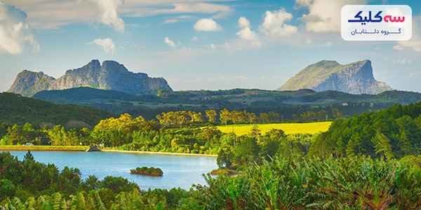 جاهای دیدنی موریس به عنوان یک مسافر، ممکن است از نقاط مختلفی از جهان بازدید کرده باشید. با این حال، موریس، که در جنوب شرقی آفریقا قرار دارد، بهشتی برای مسافران است زیرا موج سواری، شن و ماسه و خورشید را زیر یک سقف ارائه می دهد. اینطور بگوییم که تعطیلات در اینجا می تواند یک تجربه به یاد ماندنی باشد، زیرا جاهای دیدنی در موریس وجود دارد. از سواحل زیبا و جزایر گرفته تا قلعهها، پارکها، موزهها، مراکز خرید و بناهای تاریخی! برای اینکه انتخاب برای شما آسان شود، در اینجا فهرستی از بهترین مکانها برای بازدید در موریس برای افراد با علایق مختلف آورده شده است. چه اهل خرید باشید و چه عاشق طبیعت، این لیست دارای انواع مکان ها برای همه مسافران است! Trou Aux Biches - مکانی که در آن خود را گم خواهید کرد برای کسانی که عاشق غواصی و شنا هستند، Trou Aux Biches باید اینجا، جزو اولین جاهای دیدنی در موریس باشد. ماسه های طلایی، امواج آرام و شفاف، این جا مکان ایده آلی برای پیک نیک ساحلی با خانواده و دوستان است. اگر عاشق غذاهای خیابانی هستید، به دکهها و کافههای متعدد در کنار ساحل بروید. انواع غذاها را می توان در اینجا امتحان کرد اما ساحل Trou Aux Biches بیشتر برای شنا و غواصی شناخته شده است! Belle Mare Plage - از طلوع آفتاب در میان فضای سبز لذت ببرید برای کسانی که زود بیدار می شوند، ساحل Belle Mare Plage در موریس انتخاب خوبی برای لذت بردن از طلوع خورشید است. در حالی که خورشید طلوع می کند، شیرجه بزنید و از آب تنی لذت ببرید! اینجا جایی است که باید موج سواری کنید و یک لحظه آرام نباشید! Ile Aux Cerfs – تجربه قایق سواری در تالاب های موریس! مسافران از سراسر جهان به ساحل Ile Aux Cerfs در موریس می آیند تا دوستان خود وقت بگذرانند. اگر شن و آفتاب ترکیب خوبی را برای شما ایجاد کنند، اینجا می تواند سرگرم کننده باشد. یک مکان خنک و آرامشبخش در میان تالابهای شگفتانگیز! La Cambuse – از جاهای دیدنی و ضروری موریس! در واقع، اگر ورزشهای ماجراجویانه، آدرنالین بدن شما را افزایش میدهند، ساحل La Cambuse را به عنوان یکی از ضروریات، بازدید کنید. این مکان که به عنوان یکی از نقاط کشف نشده در موریس شناخته می شود، در شرق فرودگاه واقع شده است. ماسه سفید و آب شفاف کریستالی مطمئناً شما را به غوطه وری دعوت می کند، اما مراقب باشید، زیرا می تواند فریبنده باشد. Chamarel Colored Earth - شن هفت رنگ را ببینید! اگر به موریس رفته اید و اینجا را ندیده اید، باید برگردید! زیرا که در اینجا می توانید شاهد چیزهای ماورایی باشید! شن و ماسه Chamarel Colored Earth از هفت رنگ مختلف تشکیل شده و قطعاً شما را گیج و در عین حال شوکه می کند. رنگهای غالبی که خواهید دید؛ شامل رنگهای قرمز، مشکی، بنفش و فیروزهای است و این موضوع می تواند اینجا را تبدیل به یکی از جاهای دیدنی و ایده آل برای ماه عسل کند! Casela World Of Adventures - وارد دنیای حیات وحش شوید حتما شنیده اید که سافاری موریس برای جسورها است! بله، جیپسواریها و فیلسواریهای اینجا برای همه افراد مناسب نیست زیرا که باید برای رو در رو شدن با ببرها و پلنگ هایی که آزادانه در مسیرهای سافاری پرسه می زنند، آماده باشید. این جا بدون شک یکی از ماجراجویی ترین مکان ها برای بازدید در موریس محسوب می شود. آبشارهای تمر هندی - منظره ای برای دیدن آبشارهای تمر هندی یکی از بهترین جاهای دیدنی در موریس است. این آبشارها شامل مجموعه ای از هفت آب مروارید هستند که در رودخانه تامارین قرار دارند و از این رو اغلب هفت آبشار نامیده می شوند. این جا یکی از بهترین جاهای دیدنی در موریس است که شما را به طبیعت نزدیکتر میکند. آبشار روچستر - حمام کردن در زیر فوران آب اگر عاشق آبشار هستید، روچستر علاقه¬تان را بیشتر می کند! آبشار روچستر در نزدیکی پورت لوئیس به دلیل زیبایی و گیاهان اطراف آن ارزش دیدن دارد. در فضای سرسبز غوطه ور شوید و لحظاتی را در کنار آبشار به درون نگری بگذرانید. همچنین می توانید در آب های خنک شیرجه بزنید و از خوردن میوه های تازه استوایی لذت ببرید. این جا یکی از آن جاهای دیدنی در موریس است که باید از آن دیدن کنید، زیرا که تجربهای عالی را برای شما تضمین میکند. پارک طبیعی La Vallee Des Couleurs - برای یک تجربه اکتشافی عالی در مرحله بعد، در لیست نقاط توریستی شگفت انگیز اطراف موریس برای دوستداران طبیعت می توان به La Vallee Des Couleurs، اشاره کرد. این پارک در سرتاسر جهان به دلیل داشتن برخی از گونههای کمیاب و بومی از گیاهان و جانوران شناخته شده است. یک سفر کامل در اطراف پارک داشته باشید تا شاهد زیبایی نادرترین سازندهای اطراف زمین باشید و آماده شوید تا ذهن خود را کاملاً منحرف کنید. همچنین چهار آبشار زیبا در خود پارک وجود دارد که زیبایی این مکان را بیشتر نشان می دهد. ناگفته نماند که این جا یکی از بهترین جاهای دیدنی در موریس است. خانه یورکا خانه یورکا (Maison Eureka) که در سال 1830 ساخته شد، یکی از جاذبههای گردشگری مهم در موریس است که در موکا، مرکز موریس واقع شده است. این اقامتگاه استعماری اشراف انگلیسی و فرانسوی بوده که به موزه ای تبدیل شده است . این خانه با 109 در و پنجره خود به عنوان بزرگترین خانه جزیره مشهور است. این موزه دارای مناطقی است که به موسیقی، هنر، نقشهها، و لوازم خانگی چینی و هندی اختصاص دارد. بسیاری از آبشارهای کوچک، فضای سبز سرسبز، گیاهان بومی، دریاچه موکا و باغهای مجلل اطراف موزه را احاطه کردهاند. خانه نور آلبیون در موریس در حالی که موریس به خاطر عظمت سواحل و سایر مقاصد محبوب خرید معروف است، بدون فانوس دریایی آلبیون قطعا همه چیز ناقص خواهد بود. در اطراف ساحل غربی موریس، معماری شگفت انگیز و کاملا منحصر به فرد این مکان، چیزی است که آن را از بقیه گزینه های دیدنی اطراف متمایز می کند. در حالی که اینجا در گذشته به عنوان ناوبری برای ملوانان بوده است، امروز به عنوان یک نقطه عطف مهم نشان دهنده تاریخ غنی موریس است. ماهبورگ در موریس اگر تاریخ و شناخت فرهنگ غنی آن مکان چیزی است که شما را مجذوب خود می کند، ماهبورگ شهری است که نمی توانید در تور گشت و گذار موریس خود از دیدن آن غافل شوید. ترکیب موزه های تاریخی در کنار شلوغی و شلوغی خیابان های اطراف، آن چیزی است که اکثر گردشگران را برای بازدید از این شهر در هنگام اقامت در موریس جذب می کند. همچنین اینجا به خاطر سواحل وسیعش از شمال تا جنوب معروف است. پیشنهاد ما این است که طیف گسترده ای از غذاهای خیابانی لذیذی را از دست ندهید. رودریگز - برای یک زمان تفریحی اگر به دنبال جاهای دیدنی در موریس هستید که فقط برای آرامش و استراحت و دور شدن از شلوغی شهر هستند، جزیره رودریگز پاسخی به آن است. این مکان که اغلب به عنوان موریس ۲۵ سال پیش شناخته می شود، چیزی شگفت انگیز است و غذاهای لذیذ اطراف رستوران های محلی قطعا کام شما را قلقلک می دهد. بازار پورت لوئیس - از غذاخوری تا خرید از دکور خانه گرفته تا زیورآلات، اینجا برای خرید سوغاتی در موریس، بسیار مناسب است. به ویژه برای گیاهان و محصولات بامبو معروف است. به عنوان یکی از بزرگترین بازارهای پایتخت، تقریباً همه چیز را می توانید در اینجا پیدا کنید. از مواد غذایی تازه گرفته تا صنایع دستی، هر چه می خواهید بخرید و رستوران های عالی برای صرف غذا و کافی شاپ ها را در این بازار کشف کنید. Le Souffleur - برای دید افسانه ای لو سوفلر صخره ای عظیم است که مناظر چشمه های طبیعی را می توان از آنجا تماشا کرد. این جا یکی از زیباترین جاهای دیدنی موریس است که بسیاری از آن بازدید نمی کنند. حواستان باشد اگر چشمه آبفشان باشکوه را دیدید، خود را خوش شانس بدانید! . Notre Dame Auxiliatrice - برای یک تجربه آرامش بخش کلیسای Notre Dame Auxiliatrice که در نزدیکی ساحل است؛ یک کلیسای کاتولیک شگفت انگیز بوده که هر ساله پذیرای گردشگران متعددی است. این کلیسا با پسزمینه جزیرهای درخشان و اقیانوس، یکی از کلیساهای معروف موریس است. سقف شیب دار قرمز رنگ، محیط سبز در کنار پس زمینه دریای زیبا، چیزی است که آن را از سایر کلیساها متمایز می کند. اگر می خواهید در این مراسم شرکت کنید، حتماً شنبه ها ساعت 6 بعد از ظهر و یکشنبه ها ساعت 9 صبح از اینجا بازدید کنید. در آخر موریس گزینه های شگفت انگیز متعددی از مکان ها دارد که می توانید آنها را به لیست خود اضافه کنید. حالا که که از این مکانهای دیدنی در موریس مطلع شدید، منتظر چه چیزی هستید؟ با برنامه ریزی برای سفر به موریس، سفر رویایی خود را به این کشور جزیره ای محقق کنید و خاطراتی را بسازید که می توانید برای همیشه آن ها را گرامی بدارید.