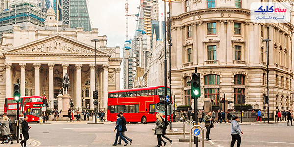 راهنمای سفر به لندن؛ اسرار آمیز و مینیمال لندن، شهری اسرارآمیز، منحصر به فرد، بی سن و سال و همیشه در حال تغییر - حتی اگر برای مدت کوتاهی در این شهر زندگی کنید، بخشی از زندگی و وجود شما می شود. فقط حواستان به این موضوع باشد که لندن مثل طهران و دیگر شهرهای ایران فقط نام شهر یک کشور نیست، بلکه علاوه بر اینکه یک سیارک به نام لندن وجود دارد؛ این نام 10 بار در ایالات متحده امریکا، یکبار در فرانسه و یکبار در کانادا جای گرفته! پس بنابراین مطمئن شوید که می خواهید درباره راهنمای سفر به لندنِ کدام کشور اطلاعات کسب کنید! لندن کجاست ؟ در ابتدای راهنمای سفر به لندن، شما باید بدانید که لندن کجاست. ابرشهری که اکثر ما آن را به عنوان لندن می شناسیم، در واقع «لندن بزرگ» نامیده می شود، در جنوب شرقی انگلستان واقع شده است. از نطر فنی این شهر یک جنگل است، زیرا میزان فضای سبزی که می توانید از آن لذت ببرید، بسیار زیاد است.  همچنین خوب است بدانید که تقریباً هیچ جای دیگری در جهان متنوع تر از لندن وجود ندارد. مهاجران از ملیت های مختلف بخش بزرگی از جمعیت آن را تشکیل می دهند و حدود 8.7 میلیون نفر ساکن لندن هستند! تخمین زده می شود که بیش از 300 زبان در لندن صحبت می شود و خب این احتمال وجود دارد که در سفر به لندن، می توانید به راحتی یک فرد  فارسی زبان را پیدا کنید! نام لندن به چه معناست؟ آنچه امروز در مورد لندن می شنوید، تاریخ طولانی و کاملاً ناشناخته ای دارد. برخی از تئوری ها بیان می کنند که رومی ها برای اولین بار لندن را ساخته اند. منشا نام لندن نیز تاریخ گیج کننده ای دارد. در طول تاریخ، لندن نام های مختلفی از جمله Londonium، Ludenwic، Ludenberg داشت. پذیرفته‌شده‌ترین نسخه این است که نام لندن از کلمه سلتیک قدیمی "Londinous" به معنای پررنگ بودن گرفته شده است. آب و هوای لندن؛ خیلی بارانی نیست پایتخت انگلستان (لندن) در سراسر جهان به عنوان یک شهر بارانی شناخته شده است. اما این واقعیت اصلاً درست نیست. لندن در واقع تعداد روزهای بارانی کمتری را نسبت به رم، میامی و سیدنی، به خودش می‌بیند. بهترین زمان مناسب برای سفر به لندن، تابستان (از اوایل خرداد تا اواسط مرداد ماه) است که دما به ندرت از 20 درجه سانتیگراد بالاتر می رود و زمان فوق العاده ای برای پیاده و دیدن شهر است.  فصل بهار در لندن   بهار از اوایل بهمن ماه به لندن می آید و تا ماه خرداد ادامه دارد. بهار زمانی است که لندن حداکثر بارندگی خود را تجربه می کند.  پاییز لندن همچنان بارانی است!   اوایل مهر تا آبان نشان‌دهنده پاییز است و این زمان دیگری است که لندن بارندگی زیادی را به خود می بیند!   زمستان لندن را دیده اید؟  از اواخر آبان، درجه حرارت معمولاً به حدود 4 درجه سانتیگراد می رسد. در زمستان های لندن، گهگاهی برف های بسیار سنگینی می بارد، به صورتی که پروازها متوقف می شوند! بهترین زمان برای سفر به لندن  لندن شهری عالی برای بازدید با خانواده است و با توجه به اینکه تعداد زیادی موزه و گالری رایگان وجود دارد و رفت و آمد آسان و ارزان است، می تواند به طور شگفت انگیزی مقرون به صرفه باشد. به صورت کلی هوای گرم تابستان برای سوزاندن انرژی اضافی در پارک‌ها و زمین‌های بازی لندن عالی است. اما نه تنها در طول تابستان، بلکه در بهار یا پاییز می توانید سفر به لندن را تجربه کنید( البته اگر به دنبال قیمت های مقرون به صرفه هستید.) یادتان نرود که جذابیت کریسمس در لندن می‌تواند برایتان جادویی باشد. سفر به لندن؛ شهر رویاها! شهر لندن بیش از ساختمان‌های باستانی باشکوهش، کاخ وست مینستر، میدان ترافالگار، برج لندن، چشم لندن، گالری‌های هنری و بیگ بن است. لندن به عنوان پایتخت پادشاهی متحده بریتانیای کبیر و ایرلند شمالی، از قرون وسطی به دلیل تأثیرگذاری بر شهرهای دیگر جهان شناخته شده است. وقتی در لندن قدم می زنید، چیزهای زیادی از تاریخ اولیه جهان می بینید که هم کنجکاوی و هم هیجان را برمی انگیزد. بدون شک، لندن نه تنها مشهورترین، بلکه پویاترین شهر جهان است. ویژگی هایی دارد که سایر شهرهای بزرگ جهان فاقد آن هستند و دیدن همه آنها بسیار آسان است. بنابراین در سفر به لندن لحظه ای درنگ نکنید!   اما لندن به چی معروفه ؟ لندن به چیزهای زیادی معروف است که اگر همه آنها را فهرست کنیم، این پست بیشتر شبیه یک رمان می شود. پایتخت بریتانیا برای قرن‌ها مرکز جهان بوده و هر ساله میلیون‌ها مسافر را مجذوب خود می‌کند. لندن چندفرهنگی با ترکیب نمادهای جهانی با ساختمان‌های قدیمی و محله‌های شیک، مقصدی رویایی برای گردشگران از سراسر جهان است. این شهر آنقدر قابل تشخیص است که تعداد زیادی از مردم فکر می کنند که لندن، حتی یک شهر نیست؛ بلکه یک کشور جداگانه است. از یک برج ساعت افسانه‌ای گرفته تا اتوبوس های دو طبقه قرمز کلاسیک، خود را برای ماجراجویی‌هایی آماده کنید که شبیه هیچ چیز دیگری نیست، زیرا می‌خواهیم بفهمیم لندن به چه چیزی معروف است! تاکسی های سیاه تاکسی های سیاه یکی از نمادهای شهر لندن است. هرچند که این تاکسی های سیاه برای شما بسیار بیشتر از Uber هزینه خواهد داشت، اما برای یک بار باید این کار را تجربه کنید.  باجه های تلفن قرمز اگر عاشق این شهر پر جنب و جوش باشید؛ قطعا باجه های تلفن قرمز رنگ را نماد اصلی لندن می دانید و زمانی که بلیط هواپیما لندن را تهیه کنید؛ به سراغ گرفتن عکس از این باجه ها خواهید رفت. امروزه به دلیل اختراع تلفن همراه، لندن بسیاری از باجه های قرمز رنگ خود را از دست داده اما با این حال هنوز هم می توانید تعداد زیادی از آنها را در سفر به لندن پیدا کنید. انبوهی از مکان های تاریخی از برج لندن تا کلیسای وست مینستر، لندن خانه برخی از مهم ترین بناهای تاریخی بریتانیا است.  همچنین لندن دارای بیش از 200 موزه است والبته لیست طولانی از موزه های رایگان در لندن وجود دارد که شامل: •	گالری ملی •	گالری پرتره ملی •	موزه بریتانیا •	موزه علوم •	موزه لندن •	موزه ویکتوریا و آلبرت (V&A) •	تیت مدرن •	موزه جنگ امپراتوری •	موزه نیروی هوایی سلطنتی •	کتابخانه بریتانیا وضعیت جهانی لندن نه تنها بزرگترین و ثروتمندترین شهر انگلستان است، بلکه یکی از مهم ترین مراکز تجاری در سطح بین المللی نیز می باشد. در واقع، حدود 40 درصد از سهام خارجی جهان در لندن معامله می شود و دفتر مرکزی شرکت های چندملیتی بی شماری در اینجا قرار دارد.  پارک ها و باغ های سرسبز لندن خانه برخی از زیباترین باغ ها و پارک های جهان است. از هاید پارک معروف تا باغ های نمادین کنزینگتون؛ شهر پر از فضاهای سبز سرسبز در هر نقطه است. در واقع، لندن با 35000 هکتار پارک، جنگل و باغ، سومین شهر سرسبز در وسعت خود در جهان و سبزترین شهر در اروپا است. اتوبوس های دو طبقه قرمز چرا سوار یکی از اتوبوس های دو طبقه قرمز و نمادین شهر لندن نشوید؟ می‌توانید در سفر به لندن، همه مناظر را ببینید و از همه چیز عکس بگیرید! فقط برای دید بهتر، در طبقه بالا بنشینید. لهجه انگلیسی ملکه لهجه انگلیسی ملکه یکی از شناخته شده ترین لهجه ها در جهان است. این لهجه توسط ملکه و سایر اعضای خانواده سلطنتی و شهروندان طبقه بالای انگلستان صحبت می شود.کسانی که با این لهجه صحبت می‌کنند معمولاً افرادی «شیک»، مرفه، باهوش و ثروتمند در نظر گرفته می‌شوند. چای بعد از ظهر را فراموش نکنید! چای در انگلستان می تواند دو معنای متفاوت داشته باشد. یکی اینکه می تواند نوشیدنی چای در یک فنجان باشد که اکثر بریتانیایی ها به طور روزانه در خانه خود می نوشند. اما معنای دیگر چای بعد از ظهر است که در واقع یک وعده غذایی کوچک است که در بعد از ظهر خورده می شود و اغلب شامل نوشیدنی چای به عنوان بخشی از آن است.این آیین در بریتانیا در دهه 1840 به عنوان راهی برای رفع شکاف گرسنگی بین ناهار و شام دیرهنگام در ساعت 8 شب معرفی شد. چای بعد از ظهر معمولاً شامل فنجان چای، شیرینی، مربا، کیک و  خامه است. به عنوان یک گردشگر، قطعاً چیزی است که باید آن را تجربه کنید.  ماهی و چیپس ماهی و چیپس یک غذای بسیار محبوب در لندن و انگلیس است. اکثر لندنی ها حداقل یک بار در هفته ماهی و چیپس می خورند. حتی جنگی وجود داشت، به نام جنگ کاد، که بر سر حقوق ماهیگیری در سواحل ایسلند آغاز شد تا اشتهای سیری ناپذیر بریتانیایی ها برای ماهی و چیپس را سیر کند!  در آخر در لندن، می‌توانید ساعت‌ها را در موزه‌ها بگذرانید، بهترین هنرهای نمایشی را تماشا کنید، به رستوران های بین المللی بروید، یا به سادگی در ردپای آثار بزرگ و خوب تاریخ قدم بزنید. بنابراین سفر به لندن جزو مهم و اصلی لیست کارهای شما خواهد بود.