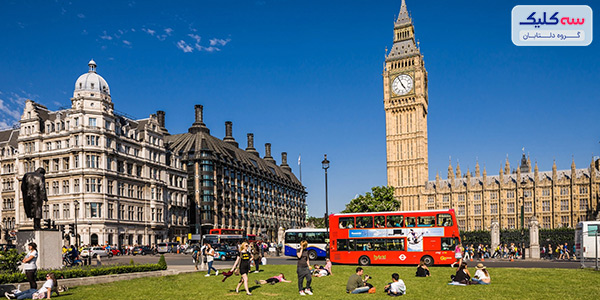 راهنمای سفر به لندن؛ اسرار آمیز و مینیمال لندن، شهری اسرارآمیز، منحصر به فرد، بی سن و سال و همیشه در حال تغییر - حتی اگر برای مدت کوتاهی در این شهر زندگی کنید، بخشی از زندگی و وجود شما می شود. فقط حواستان به این موضوع باشد که لندن مثل طهران و دیگر شهرهای ایران فقط نام شهر یک کشور نیست، بلکه علاوه بر اینکه یک سیارک به نام لندن وجود دارد؛ این نام 10 بار در ایالات متحده امریکا، یکبار در فرانسه و یکبار در کانادا جای گرفته! پس بنابراین مطمئن شوید که می خواهید درباره راهنمای سفر به لندنِ کدام کشور اطلاعات کسب کنید! لندن کجاست ؟ در ابتدای راهنمای سفر به لندن، شما باید بدانید که لندن کجاست. ابرشهری که اکثر ما آن را به عنوان لندن می شناسیم، در واقع «لندن بزرگ» نامیده می شود، در جنوب شرقی انگلستان واقع شده است. از نطر فنی این شهر یک جنگل است، زیرا میزان فضای سبزی که می توانید از آن لذت ببرید، بسیار زیاد است.  همچنین خوب است بدانید که تقریباً هیچ جای دیگری در جهان متنوع تر از لندن وجود ندارد. مهاجران از ملیت های مختلف بخش بزرگی از جمعیت آن را تشکیل می دهند و حدود 8.7 میلیون نفر ساکن لندن هستند! تخمین زده می شود که بیش از 300 زبان در لندن صحبت می شود و خب این احتمال وجود دارد که در سفر به لندن، می توانید به راحتی یک فرد  فارسی زبان را پیدا کنید! نام لندن به چه معناست؟ آنچه امروز در مورد لندن می شنوید، تاریخ طولانی و کاملاً ناشناخته ای دارد. برخی از تئوری ها بیان می کنند که رومی ها برای اولین بار لندن را ساخته اند. منشا نام لندن نیز تاریخ گیج کننده ای دارد. در طول تاریخ، لندن نام های مختلفی از جمله Londonium، Ludenwic، Ludenberg داشت. پذیرفته‌شده‌ترین نسخه این است که نام لندن از کلمه سلتیک قدیمی "Londinous" به معنای پررنگ بودن گرفته شده است. آب و هوای لندن؛ خیلی بارانی نیست پایتخت انگلستان (لندن) در سراسر جهان به عنوان یک شهر بارانی شناخته شده است. اما این واقعیت اصلاً درست نیست. لندن در واقع تعداد روزهای بارانی کمتری را نسبت به رم، میامی و سیدنی، به خودش می‌بیند. بهترین زمان مناسب برای سفر به لندن، تابستان (از اوایل خرداد تا اواسط مرداد ماه) است که دما به ندرت از 20 درجه سانتیگراد بالاتر می رود و زمان فوق العاده ای برای پیاده و دیدن شهر است.  فصل بهار در لندن   بهار از اوایل بهمن ماه به لندن می آید و تا ماه خرداد ادامه دارد. بهار زمانی است که لندن حداکثر بارندگی خود را تجربه می کند.  پاییز لندن همچنان بارانی است!   اوایل مهر تا آبان نشان‌دهنده پاییز است و این زمان دیگری است که لندن بارندگی زیادی را به خود می بیند!   زمستان لندن را دیده اید؟  از اواخر آبان، درجه حرارت معمولاً به حدود 4 درجه سانتیگراد می رسد. در زمستان های لندن، گهگاهی برف های بسیار سنگینی می بارد، به صورتی که پروازها متوقف می شوند! بهترین زمان برای سفر به لندن  لندن شهری عالی برای بازدید با خانواده است و با توجه به اینکه تعداد زیادی موزه و گالری رایگان وجود دارد و رفت و آمد آسان و ارزان است، می تواند به طور شگفت انگیزی مقرون به صرفه باشد. به صورت کلی هوای گرم تابستان برای سوزاندن انرژی اضافی در پارک‌ها و زمین‌های بازی لندن عالی است. اما نه تنها در طول تابستان، بلکه در بهار یا پاییز می توانید سفر به لندن را تجربه کنید( البته اگر به دنبال قیمت های مقرون به صرفه هستید.) یادتان نرود که جذابیت کریسمس در لندن می‌تواند برایتان جادویی باشد. سفر به لندن؛ شهر رویاها! شهر لندن بیش از ساختمان‌های باستانی باشکوهش، کاخ وست مینستر، میدان ترافالگار، برج لندن، چشم لندن، گالری‌های هنری و بیگ بن است. لندن به عنوان پایتخت پادشاهی متحده بریتانیای کبیر و ایرلند شمالی، از قرون وسطی به دلیل تأثیرگذاری بر شهرهای دیگر جهان شناخته شده است. وقتی در لندن قدم می زنید، چیزهای زیادی از تاریخ اولیه جهان می بینید که هم کنجکاوی و هم هیجان را برمی انگیزد. بدون شک، لندن نه تنها مشهورترین، بلکه پویاترین شهر جهان است. ویژگی هایی دارد که سایر شهرهای بزرگ جهان فاقد آن هستند و دیدن همه آنها بسیار آسان است. بنابراین در سفر به لندن لحظه ای درنگ نکنید!   اما لندن به چی معروفه ؟ لندن به چیزهای زیادی معروف است که اگر همه آنها را فهرست کنیم، این پست بیشتر شبیه یک رمان می شود. پایتخت بریتانیا برای قرن‌ها مرکز جهان بوده و هر ساله میلیون‌ها مسافر را مجذوب خود می‌کند. لندن چندفرهنگی با ترکیب نمادهای جهانی با ساختمان‌های قدیمی و محله‌های شیک، مقصدی رویایی برای گردشگران از سراسر جهان است. این شهر آنقدر قابل تشخیص است که تعداد زیادی از مردم فکر می کنند که لندن، حتی یک شهر نیست؛ بلکه یک کشور جداگانه است. از یک برج ساعت افسانه‌ای گرفته تا اتوبوس های دو طبقه قرمز کلاسیک، خود را برای ماجراجویی‌هایی آماده کنید که شبیه هیچ چیز دیگری نیست، زیرا می‌خواهیم بفهمیم لندن به چه چیزی معروف است! تاکسی های سیاه تاکسی های سیاه یکی از نمادهای شهر لندن است. هرچند که این تاکسی های سیاه برای شما بسیار بیشتر از Uber هزینه خواهد داشت، اما برای یک بار باید این کار را تجربه کنید.  باجه های تلفن قرمز اگر عاشق این شهر پر جنب و جوش باشید؛ قطعا باجه های تلفن قرمز رنگ را نماد اصلی لندن می دانید و زمانی که بلیط هواپیما لندن را تهیه کنید؛ به سراغ گرفتن عکس از این باجه ها خواهید رفت. امروزه به دلیل اختراع تلفن همراه، لندن بسیاری از باجه های قرمز رنگ خود را از دست داده اما با این حال هنوز هم می توانید تعداد زیادی از آنها را در سفر به لندن پیدا کنید. انبوهی از مکان های تاریخی از برج لندن تا کلیسای وست مینستر، لندن خانه برخی از مهم ترین بناهای تاریخی بریتانیا است.  همچنین لندن دارای بیش از 200 موزه است والبته لیست طولانی از موزه های رایگان در لندن وجود دارد که شامل: •	گالری ملی •	گالری پرتره ملی •	موزه بریتانیا •	موزه علوم •	موزه لندن •	موزه ویکتوریا و آلبرت (V&A) •	تیت مدرن •	موزه جنگ امپراتوری •	موزه نیروی هوایی سلطنتی •	کتابخانه بریتانیا وضعیت جهانی لندن نه تنها بزرگترین و ثروتمندترین شهر انگلستان است، بلکه یکی از مهم ترین مراکز تجاری در سطح بین المللی نیز می باشد. در واقع، حدود 40 درصد از سهام خارجی جهان در لندن معامله می شود و دفتر مرکزی شرکت های چندملیتی بی شماری در اینجا قرار دارد.  پارک ها و باغ های سرسبز لندن خانه برخی از زیباترین باغ ها و پارک های جهان است. از هاید پارک معروف تا باغ های نمادین کنزینگتون؛ شهر پر از فضاهای سبز سرسبز در هر نقطه است. در واقع، لندن با 35000 هکتار پارک، جنگل و باغ، سومین شهر سرسبز در وسعت خود در جهان و سبزترین شهر در اروپا است. اتوبوس های دو طبقه قرمز چرا سوار یکی از اتوبوس های دو طبقه قرمز و نمادین شهر لندن نشوید؟ می‌توانید در سفر به لندن، همه مناظر را ببینید و از همه چیز عکس بگیرید! فقط برای دید بهتر، در طبقه بالا بنشینید. لهجه انگلیسی ملکه لهجه انگلیسی ملکه یکی از شناخته شده ترین لهجه ها در جهان است. این لهجه توسط ملکه و سایر اعضای خانواده سلطنتی و شهروندان طبقه بالای انگلستان صحبت می شود.کسانی که با این لهجه صحبت می‌کنند معمولاً افرادی «شیک»، مرفه، باهوش و ثروتمند در نظر گرفته می‌شوند. چای بعد از ظهر را فراموش نکنید! چای در انگلستان می تواند دو معنای متفاوت داشته باشد. یکی اینکه می تواند نوشیدنی چای در یک فنجان باشد که اکثر بریتانیایی ها به طور روزانه در خانه خود می نوشند. اما معنای دیگر چای بعد از ظهر است که در واقع یک وعده غذایی کوچک است که در بعد از ظهر خورده می شود و اغلب شامل نوشیدنی چای به عنوان بخشی از آن است.این آیین در بریتانیا در دهه 1840 به عنوان راهی برای رفع شکاف گرسنگی بین ناهار و شام دیرهنگام در ساعت 8 شب معرفی شد. چای بعد از ظهر معمولاً شامل فنجان چای، شیرینی، مربا، کیک و  خامه است. به عنوان یک گردشگر، قطعاً چیزی است که باید آن را تجربه کنید.  ماهی و چیپس ماهی و چیپس یک غذای بسیار محبوب در لندن و انگلیس است. اکثر لندنی ها حداقل یک بار در هفته ماهی و چیپس می خورند. حتی جنگی وجود داشت، به نام جنگ کاد، که بر سر حقوق ماهیگیری در سواحل ایسلند آغاز شد تا اشتهای سیری ناپذیر بریتانیایی ها برای ماهی و چیپس را سیر کند!  در آخر در لندن، می‌توانید ساعت‌ها را در موزه‌ها بگذرانید، بهترین هنرهای نمایشی را تماشا کنید، به رستوران های بین المللی بروید، یا به سادگی در ردپای آثار بزرگ و خوب تاریخ قدم بزنید. بنابراین سفر به لندن جزو مهم و اصلی لیست کارهای شما خواهد بود.