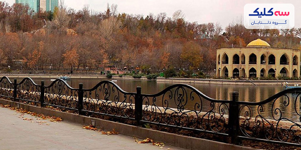 جاذبههای طبیعی تبریز تبریز، شهری اصیل با زیباییهای چشمگیر؛ در اینجا شاهد خانههای تاریخی، باغها و پارکهای سرسبز، مراکز خرید لوکس خواهید بود. در سفر به این شهر نه حوصلهتان سر میرود و نه خسته میشوید. میتوانید در بازار بزرگ تبریز در میان صنایع دستی ارزشمند و فرشهای اصیل ایرانی قدم بزنید؛ سوار ماشین زمان شوید و در میان مکانهای تاریخی این شهر به دل تاریخ سفر کنید یا اصلا به دل طبیعت بزنید و از زیباییهای چشم نواز آن لذت ببرید. هر گوشه از این شهر پر از زیبایی است؛ اما اگر کمی ماجراجویی هستید و علاقه مند به جاهای سرسبز و دیدنی؛ جاذبههای طبیعی تبریز برای شماست. بهترین زمان برای سفر به دل طبیعت تبریز تبریز در هر فصلی زیباییهای چشمگیری دارد؛ اما اغلب گردشگران به دنبال زمانی هستند که با خیال راحت از همه مکانهای دیدنی این شهر بازدید کنند. همه ما میدانیم که زمستان تبریز بسیار سرد و برفی است؛ اما، در مقابل تابستانهای مطبوع و دلپذیری دارد. دمای هوا به حدود 24 درجه میرسد و خنکی هوا در تابستان بهترین اوقات را از گردش در این شهر به شما هدیه میدهد. فصل بهار تبریز را هم نمیتوان خیلی سرد دانست ولی با زنده شدن دوباره طبیعت صحنههای زیبایی خلق میشود که دیدن آنها حالتان را خوب میکند. جاذبههای طبیعی تبریز در فصل بهار و تابستان اگر میخواهید جاذبههای طبیعی تبریز را ببینید، بهار و به خصوص تابستان بهترین موقع از سال است؛ هوا خوب و معتدل، طبیعت زیبا و سرسبز است. • پارک ملی کنتال تصور کنید وارد منطقهای میشوید که در اطرافتان کوههای سربه فلک کشیده، رودخانه خروشان ارس، طبیعت و درختان سرسبز، حیات وحش دیدنی میبینید؛ چه حسی به شما دست میدهد؟ اگر به تبریز سفر کردید، به خصوص در فصل بهار صحنههای خارقالعاده طبیعت کنتال را هرگز از دست ندهید. اینجا تکهای از بهشت است که با داشتن زیباییهای فراروان در کنار آب و هوایی بسیار دلنشین، حس و حال خوبی را به شما هدیه میدهد. در پارک ملی کنتال شما شاهد 350 گونه از حیات وحش مانند گوسفند وحشی، پلنگ، خرس قهوهای و.... خواهید بود. البته اگر خوش شانس باشید! علاوه بر حیوانات، پوشش گیاهی این منطقه هم بسیار خاص است تا جایی که برخی گیاهان موجود در کنتال در هیچ کجای ایران دیده نمیشوند. سفر به کنتال از زیباترین جاذبههای طبیعی تبریز قطعا برای شما خاطرهانگیز خواهد بود. فقط حواستان باشد که در این سفر یک راهنما همراه خود داشته باشید؛ چراکه تنها بخشی از این منطقه برای گردشگران آزاد است. آدرس: جلفا، شهر سیه رود، روستای میجمیر • جنگل ارسباران شاید جنگل ارسباران را از نظر شما نتوان کیکی از جاذبههای طبیعی تبریز دانست چون با این شهر کمی فاصله دارد، ولی باور کنید که ارزش برنامه ریزی و سفر یک روزه را خواهد داشت. اگر عاشق طبیعت و جنگل پر از درخت، آب و هوای نم دار هستید؛ جنگل ارسباران شما را راضی و خوشحال خواهد کرد. زیبایی این جنگل به حدی است که دیگر هوس سفر به جنگلهای شمال را نخواهید کرد. تنوع جانوری و گیاهی جنگل ارسباران به بسیار زیاد بوده و آن را به یک منطقه حفاظت شده تبدیل کرده است. خلاصه که اگر به این جنگل رفتید انتظار دیدن انواع پرنده، خزنده، پستاندار و حتی ماهی را نیز داشته باشید. آدرس: از سمت تبریز به سمت شهر کلیبر 220 کیلومتر رانندگی کنید • روستای کندوان تابحال در مورد روستایی در دل سنگ و صخره شنیدهاید؟! بله، درست است در همین ایران خودمان جایی نزدیک به تبریز زیبا، روستایی وجود دارد در دل صخره و کوه. روستای کندوان یکی از معروفترین جاذبههای طبیعی تبریز است که شهرتی جهانی دارد. خانههای این روستا دقیقا در دل کوه قرار دارند و مطمئن باشید که معماری منحصربفرد و خاصی آنها شما را شگفتزده خواهد کرد. علاوه بر این، اطراف این روستا از پوشش گیاهی سرسبزی برخوردار است که لذت اقامت را برای شما دو چندان میکند. به همه اینها مردم محلی بسیار صمیمی، غذاهای خوشمزه، سوغاتیهای ارگانیک و هتلهای جالب را هم اضافه کنید. آدرس: از تبریز 30 کیلومتر به سمت اکو بروید و پس از آن مسافت 18 کیلومتر تا کندوان را طی نمایید. • دره سعید آباد درهای زیبا و پر نشاط که در میان کوههای سهند قرار گرفته است. از میان این دره رودخانهای خروشان با نام «سید آوا» میگذرد و حیات و رونق را به مردم این منطقه بخشیده است. باغهای پر از میوههای ارگانیک و کشتزارها و مزارع حاصلخیز همگی مدیون این آب و هوا این رودخانه هستند. اگر علاقه به طبیعت دارید؛ دره سعید آباد بهترین مکان و زیباترین جاذبههای طبیعی تبریز برای شما خواهد بود. به این منطقه سفر کنید و از خوردن میوههای تازه و هم صحبتی با مردم مهمان نواز محلی بهترین خاطرات را بسازید. آدرس: از تبریز حدود 12 کیلومتر به سمت بستان آباد بروید و از آنجا به دهستان سعید آباد و دره سعید آباد • آبشار گل آخور آبشار گل آخور در دل جنگل ارسباران قرار دارد و دسترسی به آن راحت و آسان است. قرارگیری در دل جنگل ارسباران، خبر از منظرههای سرسبز و دیدنی و آب و هوایی خوش را به شما میدهد که میتوانید از وقت گذرانی در مسیر این آبشار و حتی در کنار آن نهایت لذت و آرامش را داشته باشید. به صورت کلی، آبشار گل آخور از بهترین مکانهای گردشگری تبریز به شما میآید. شما به راحتی میتوانید از یک مسیر پلکانی به این آبشار برسید؛ حتی در طول مسیر سرویس بهداشتی، آلاچیق و دیگر امکانات رفاهی وجود دارد تا بساط پیک نیک را به راه کنید. آدرس: 60 کیلومتری غرب ورزقان، روستای ارزیل، در روستای نام گل آخور (حدود 130 کیلومتر فاصله با تبریز) • آبشار اسکندر آبشار اسکندر از زیباترین جاذبههای طبیعی تبریز است که با نام آبشار ملک کیان نیز شناخته میشود. این آبشار با ارتفاع 30 متری از دل صخرههای زمخت کوهای سهند به بیرون میریزد و منظرهای شگفت انگیز را در جلوی چشمانتان خلق میکند. اگر در فصل بهار و تابستان به دیدن این آبشار میروید طبیعتی زیبا و سرسبز در کنار آن در انتظارتان خواهد بود؛ البته با خودتان لباس اضافی هم ببرید شاید هوس آبتنی به سرتان زد. اگر هم علاقمند به کوهنوردی و یخنوردی هستید؛ فصل زمستان این آبشار یخ زده بهترین مکان برای تفریح ورزش شماست. آدرس: جاده تبریز-اهر، روستای طویقون • کوههای رنگی آلاداغ کوههای زرد، قرمز، سبز و نارنجی رنگ! شاید برای شما هم عجیب به نظر برسد ولی در نزدیکی تبریز رشته کوههای رنگی وجود دارد که نظیر آن را تقریبا در هیچ کجای دیگر نمیتوانید پیدا کنید. کوههای رنگی آلاداغ از عجیبترین جاذبههای طبیعی تبریز است که با رنگهای جالب گردشگران داخلی و خارجی زیادی را به سمت خود جلب میکند. میلیونها سال طول کشیده تا این کوهها لایههای رنگی خود را تشکیل دهند؛ بنابراین، ارزش دیدن را دارند. آدرس: ۲۵ کیلومتری شمال شرقی تبریز، مسیر شهرستان اهر- تبریز و خواجه در آخر تبریز زیبا، همه چیز برای تفریح و خوشگذرانی در اختیارتان میگذارد. مهم نیست هدفتان از سفر به این شهر چیست؛ خرید فرش و سوغاتی یا گشتن در بازار بزرگ آن، مکانهای تاریخی یا دیدن خانههای قدیمی از نزدیک، گشت و گذار در خیابنهای زیبای آن یا سفر به دل طبیعت. پیشنهاد میکنیم اگر هدفتان تبریز گردی یک روزه است حتما به یکی از جاذبههای طبیعی تبریز سر بزنید. طبیعت این منطقه در فصل بهار به خصوص تابستان عقل از سرتان میپراند.