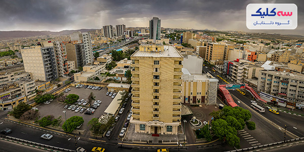 جاذبههای طبیعی تبریز تبریز، شهری اصیل با زیباییهای چشمگیر؛ در اینجا شاهد خانههای تاریخی، باغها و پارکهای سرسبز، مراکز خرید لوکس خواهید بود. در سفر به این شهر نه حوصلهتان سر میرود و نه خسته میشوید. میتوانید در بازار بزرگ تبریز در میان صنایع دستی ارزشمند و فرشهای اصیل ایرانی قدم بزنید؛ سوار ماشین زمان شوید و در میان مکانهای تاریخی این شهر به دل تاریخ سفر کنید یا اصلا به دل طبیعت بزنید و از زیباییهای چشم نواز آن لذت ببرید. هر گوشه از این شهر پر از زیبایی است؛ اما اگر کمی ماجراجویی هستید و علاقه مند به جاهای سرسبز و دیدنی؛ جاذبههای طبیعی تبریز برای شماست. بهترین زمان برای سفر به دل طبیعت تبریز تبریز در هر فصلی زیباییهای چشمگیری دارد؛ اما اغلب گردشگران به دنبال زمانی هستند که با خیال راحت از همه مکانهای دیدنی این شهر بازدید کنند. همه ما میدانیم که زمستان تبریز بسیار سرد و برفی است؛ اما، در مقابل تابستانهای مطبوع و دلپذیری دارد. دمای هوا به حدود 24 درجه میرسد و خنکی هوا در تابستان بهترین اوقات را از گردش در این شهر به شما هدیه میدهد. فصل بهار تبریز را هم نمیتوان خیلی سرد دانست ولی با زنده شدن دوباره طبیعت صحنههای زیبایی خلق میشود که دیدن آنها حالتان را خوب میکند. جاذبههای طبیعی تبریز در فصل بهار و تابستان اگر میخواهید جاذبههای طبیعی تبریز را ببینید، بهار و به خصوص تابستان بهترین موقع از سال است؛ هوا خوب و معتدل، طبیعت زیبا و سرسبز است. • پارک ملی کنتال تصور کنید وارد منطقهای میشوید که در اطرافتان کوههای سربه فلک کشیده، رودخانه خروشان ارس، طبیعت و درختان سرسبز، حیات وحش دیدنی میبینید؛ چه حسی به شما دست میدهد؟ اگر به تبریز سفر کردید، به خصوص در فصل بهار صحنههای خارقالعاده طبیعت کنتال را هرگز از دست ندهید. اینجا تکهای از بهشت است که با داشتن زیباییهای فراروان در کنار آب و هوایی بسیار دلنشین، حس و حال خوبی را به شما هدیه میدهد. در پارک ملی کنتال شما شاهد 350 گونه از حیات وحش مانند گوسفند وحشی، پلنگ، خرس قهوهای و.... خواهید بود. البته اگر خوش شانس باشید! علاوه بر حیوانات، پوشش گیاهی این منطقه هم بسیار خاص است تا جایی که برخی گیاهان موجود در کنتال در هیچ کجای ایران دیده نمیشوند. سفر به کنتال از زیباترین جاذبههای طبیعی تبریز قطعا برای شما خاطرهانگیز خواهد بود. فقط حواستان باشد که در این سفر یک راهنما همراه خود داشته باشید؛ چراکه تنها بخشی از این منطقه برای گردشگران آزاد است. آدرس: جلفا، شهر سیه رود، روستای میجمیر • جنگل ارسباران شاید جنگل ارسباران را از نظر شما نتوان کیکی از جاذبههای طبیعی تبریز دانست چون با این شهر کمی فاصله دارد، ولی باور کنید که ارزش برنامه ریزی و سفر یک روزه را خواهد داشت. اگر عاشق طبیعت و جنگل پر از درخت، آب و هوای نم دار هستید؛ جنگل ارسباران شما را راضی و خوشحال خواهد کرد. زیبایی این جنگل به حدی است که دیگر هوس سفر به جنگلهای شمال را نخواهید کرد. تنوع جانوری و گیاهی جنگل ارسباران به بسیار زیاد بوده و آن را به یک منطقه حفاظت شده تبدیل کرده است. خلاصه که اگر به این جنگل رفتید انتظار دیدن انواع پرنده، خزنده، پستاندار و حتی ماهی را نیز داشته باشید. آدرس: از سمت تبریز به سمت شهر کلیبر 220 کیلومتر رانندگی کنید • روستای کندوان تابحال در مورد روستایی در دل سنگ و صخره شنیدهاید؟! بله، درست است در همین ایران خودمان جایی نزدیک به تبریز زیبا، روستایی وجود دارد در دل صخره و کوه. روستای کندوان یکی از معروفترین جاذبههای طبیعی تبریز است که شهرتی جهانی دارد. خانههای این روستا دقیقا در دل کوه قرار دارند و مطمئن باشید که معماری منحصربفرد و خاصی آنها شما را شگفتزده خواهد کرد. علاوه بر این، اطراف این روستا از پوشش گیاهی سرسبزی برخوردار است که لذت اقامت را برای شما دو چندان میکند. به همه اینها مردم محلی بسیار صمیمی، غذاهای خوشمزه، سوغاتیهای ارگانیک و هتلهای جالب را هم اضافه کنید. آدرس: از تبریز 30 کیلومتر به سمت اکو بروید و پس از آن مسافت 18 کیلومتر تا کندوان را طی نمایید. • دره سعید آباد درهای زیبا و پر نشاط که در میان کوههای سهند قرار گرفته است. از میان این دره رودخانهای خروشان با نام «سید آوا» میگذرد و حیات و رونق را به مردم این منطقه بخشیده است. باغهای پر از میوههای ارگانیک و کشتزارها و مزارع حاصلخیز همگی مدیون این آب و هوا این رودخانه هستند. اگر علاقه به طبیعت دارید؛ دره سعید آباد بهترین مکان و زیباترین جاذبههای طبیعی تبریز برای شما خواهد بود. به این منطقه سفر کنید و از خوردن میوههای تازه و هم صحبتی با مردم مهمان نواز محلی بهترین خاطرات را بسازید. آدرس: از تبریز حدود 12 کیلومتر به سمت بستان آباد بروید و از آنجا به دهستان سعید آباد و دره سعید آباد • آبشار گل آخور آبشار گل آخور در دل جنگل ارسباران قرار دارد و دسترسی به آن راحت و آسان است. قرارگیری در دل جنگل ارسباران، خبر از منظرههای سرسبز و دیدنی و آب و هوایی خوش را به شما میدهد که میتوانید از وقت گذرانی در مسیر این آبشار و حتی در کنار آن نهایت لذت و آرامش را داشته باشید. به صورت کلی، آبشار گل آخور از بهترین مکانهای گردشگری تبریز به شما میآید. شما به راحتی میتوانید از یک مسیر پلکانی به این آبشار برسید؛ حتی در طول مسیر سرویس بهداشتی، آلاچیق و دیگر امکانات رفاهی وجود دارد تا بساط پیک نیک را به راه کنید. آدرس: 60 کیلومتری غرب ورزقان، روستای ارزیل، در روستای نام گل آخور (حدود 130 کیلومتر فاصله با تبریز) • آبشار اسکندر آبشار اسکندر از زیباترین جاذبههای طبیعی تبریز است که با نام آبشار ملک کیان نیز شناخته میشود. این آبشار با ارتفاع 30 متری از دل صخرههای زمخت کوهای سهند به بیرون میریزد و منظرهای شگفت انگیز را در جلوی چشمانتان خلق میکند. اگر در فصل بهار و تابستان به دیدن این آبشار میروید طبیعتی زیبا و سرسبز در کنار آن در انتظارتان خواهد بود؛ البته با خودتان لباس اضافی هم ببرید شاید هوس آبتنی به سرتان زد. اگر هم علاقمند به کوهنوردی و یخنوردی هستید؛ فصل زمستان این آبشار یخ زده بهترین مکان برای تفریح ورزش شماست. آدرس: جاده تبریز-اهر، روستای طویقون • کوههای رنگی آلاداغ کوههای زرد، قرمز، سبز و نارنجی رنگ! شاید برای شما هم عجیب به نظر برسد ولی در نزدیکی تبریز رشته کوههای رنگی وجود دارد که نظیر آن را تقریبا در هیچ کجای دیگر نمیتوانید پیدا کنید. کوههای رنگی آلاداغ از عجیبترین جاذبههای طبیعی تبریز است که با رنگهای جالب گردشگران داخلی و خارجی زیادی را به سمت خود جلب میکند. میلیونها سال طول کشیده تا این کوهها لایههای رنگی خود را تشکیل دهند؛ بنابراین، ارزش دیدن را دارند. آدرس: ۲۵ کیلومتری شمال شرقی تبریز، مسیر شهرستان اهر- تبریز و خواجه در آخر تبریز زیبا، همه چیز برای تفریح و خوشگذرانی در اختیارتان میگذارد. مهم نیست هدفتان از سفر به این شهر چیست؛ خرید فرش و سوغاتی یا گشتن در بازار بزرگ آن، مکانهای تاریخی یا دیدن خانههای قدیمی از نزدیک، گشت و گذار در خیابنهای زیبای آن یا سفر به دل طبیعت. پیشنهاد میکنیم اگر هدفتان تبریز گردی یک روزه است حتما به یکی از جاذبههای طبیعی تبریز سر بزنید. طبیعت این منطقه در فصل بهار به خصوص تابستان عقل از سرتان میپراند.