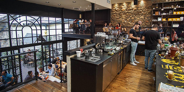 بهترین کافه های آتن؛ برای نوشیدن فردو کجا بریم ؟