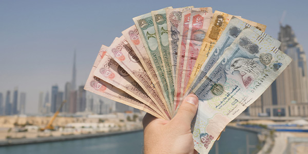 در سفر به دبی چه ارزی ببریم؟ + به همراه قوانین مالی در دبی