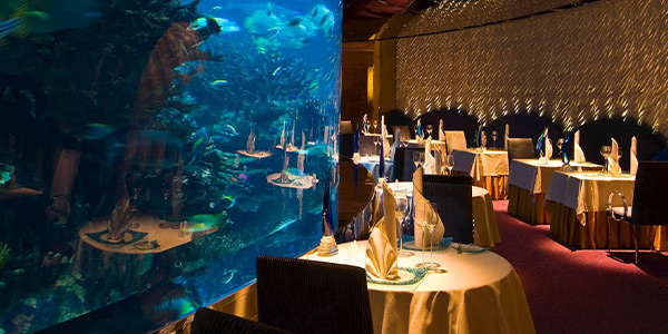 رستوران Nathan Outlaw دبی؛ در کنار ماهی‌ها غذا بخورید!