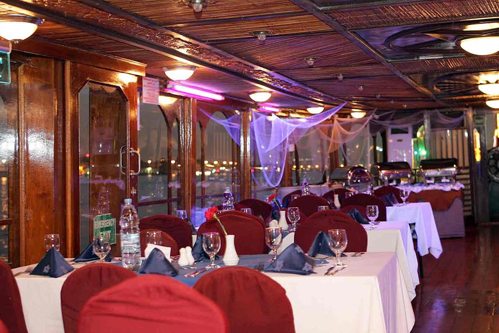 Have a romantic dinner on a Dubai cruise ship