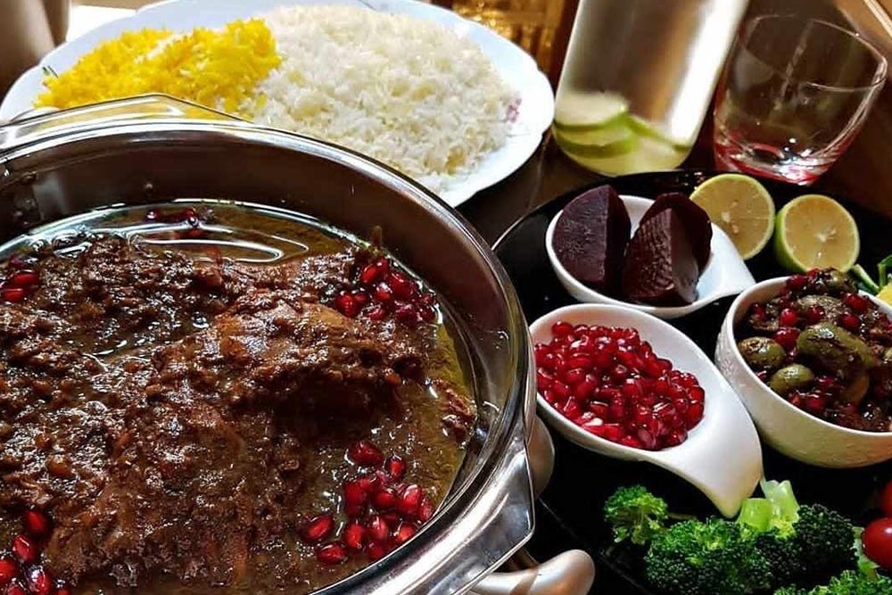 مرغ فسنجان یا مرغ لاکو 