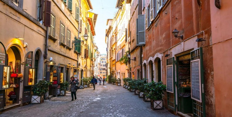 کوچه چس کوچه های رم در ماه جولای