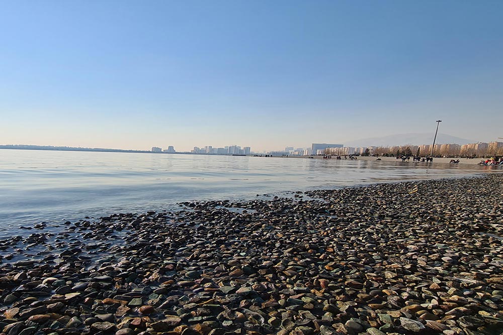 ساحل سنگی و شنی دریاچه