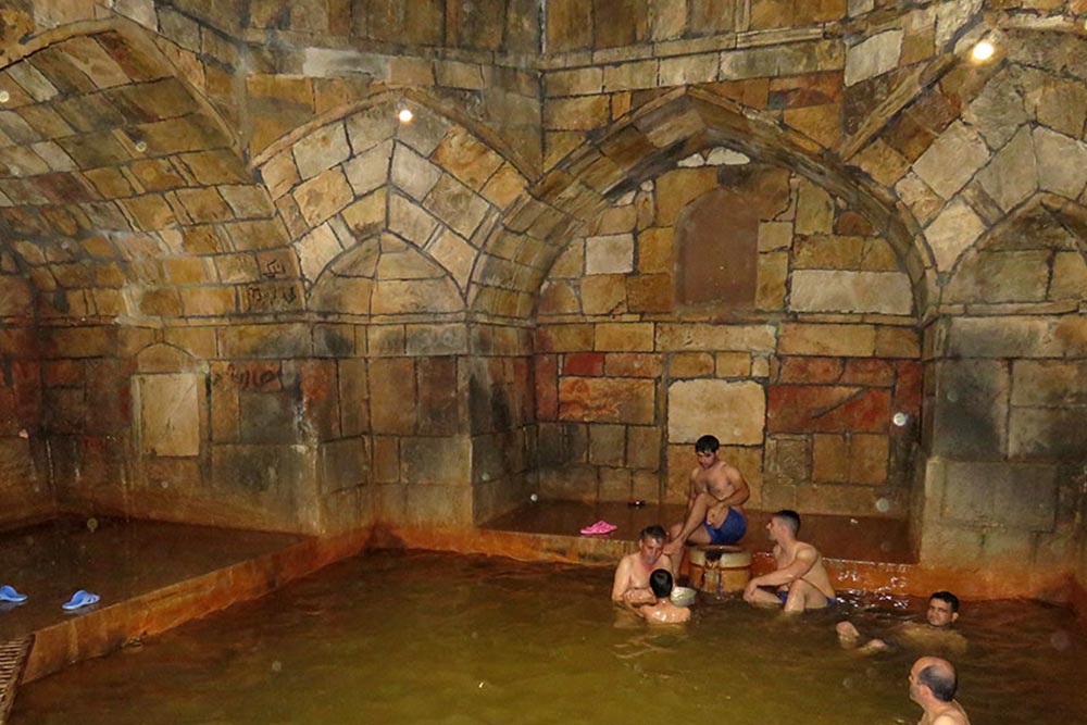 مرکز آبدرمانی ورتون در سفر به اصفهان در زمستان