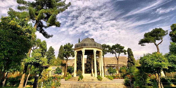 سفر به شیراز در بهار؛ دشت لاله های واژگون یا بهشت گمشده؟