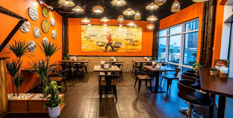 رستوران ویتنامی Saigon دبی؛ فضایی گرم با طراحی آسیایی و منوی متنوع از فوی و رول‌های تازه