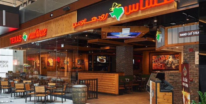رستوران Texas Roadhouse دبی؛ استیک‌ها و برگرهای آمریکایی با قیمت مناسب در فضای چوبی و خانوادگی