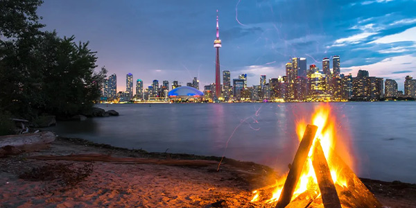 تفریحات عجیب در تورنتو؛ از غذاخوردن در توالت فرنگی تا پیادهروی با ارواح!