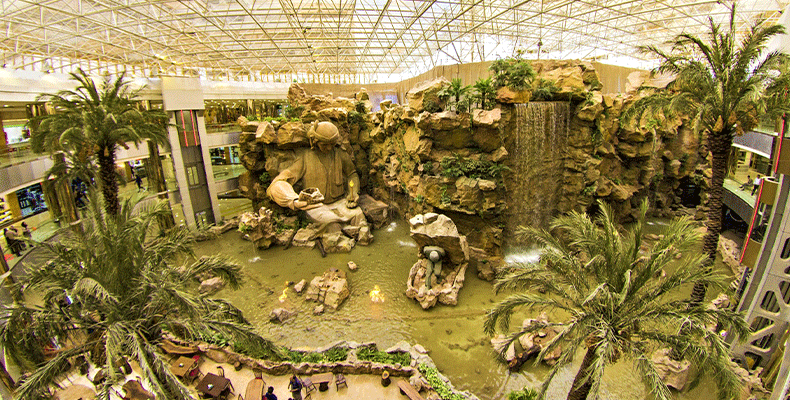 مرکز خرید آرمان مشهد؛ فروشگاههای متنوع در کنار نمادهای طبیعت