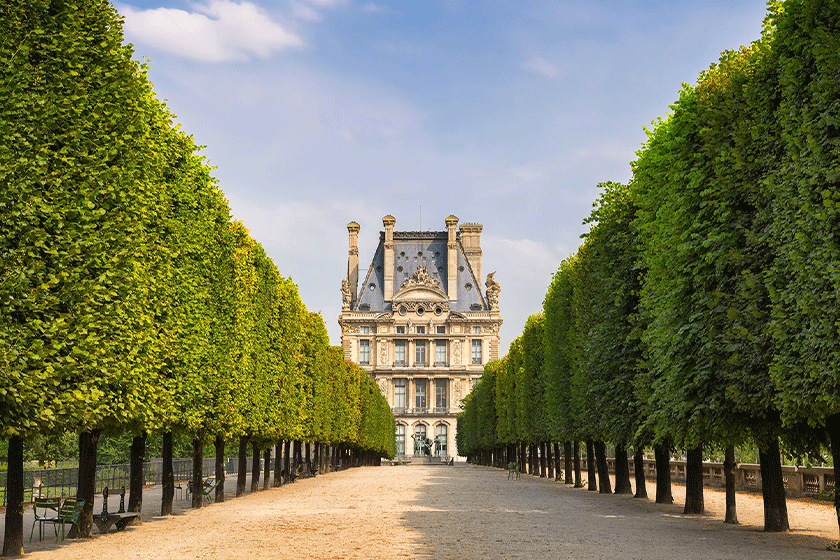 پاریس در مرداد ماه