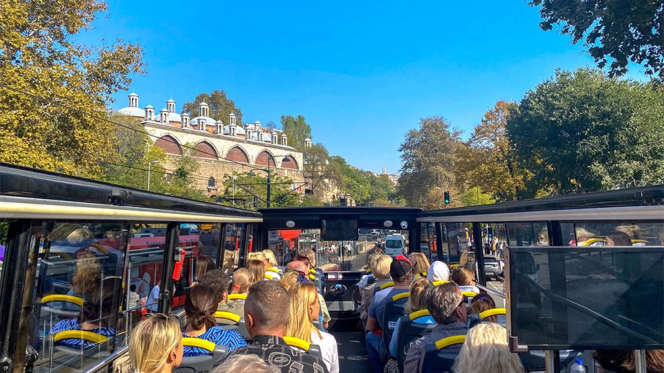 از اتوبوس توریستی برای رسیدن به جاذبه های اصلی استفاده کنید