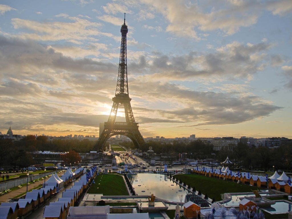 شرکت در تورهای تاریخی و فرهنگی: