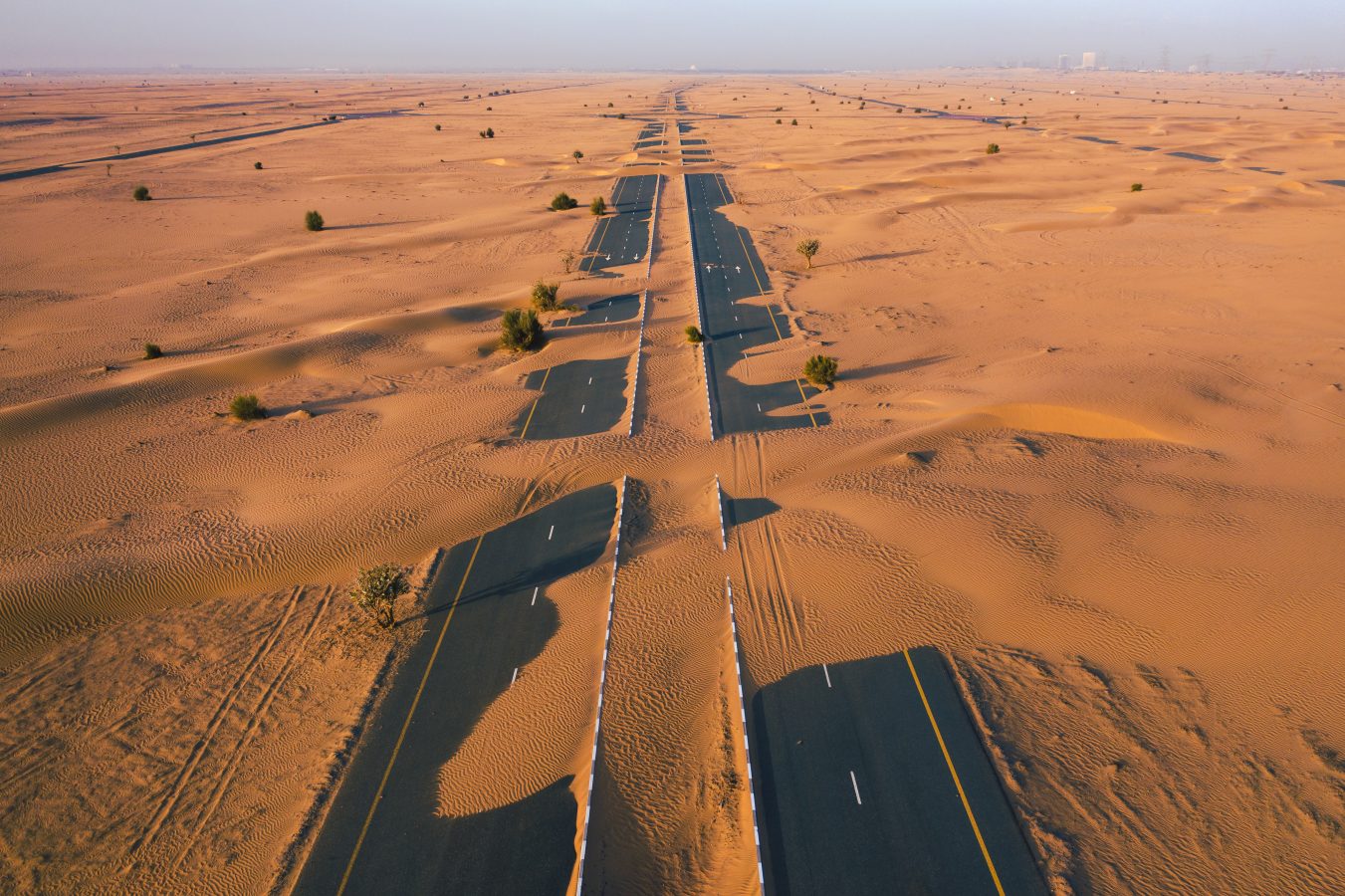 جاده نیمه بیابانی