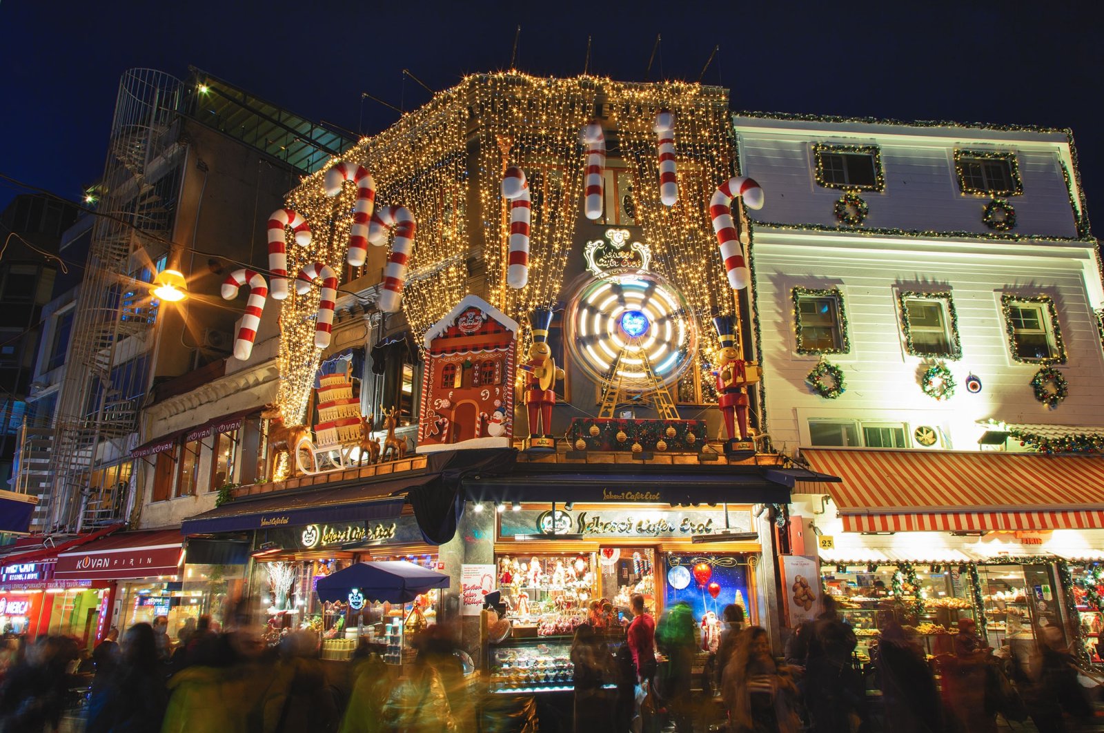  از تزئینات دیدنی چراغ‌ها در شهر و خیابان‌ها لذت ببرید