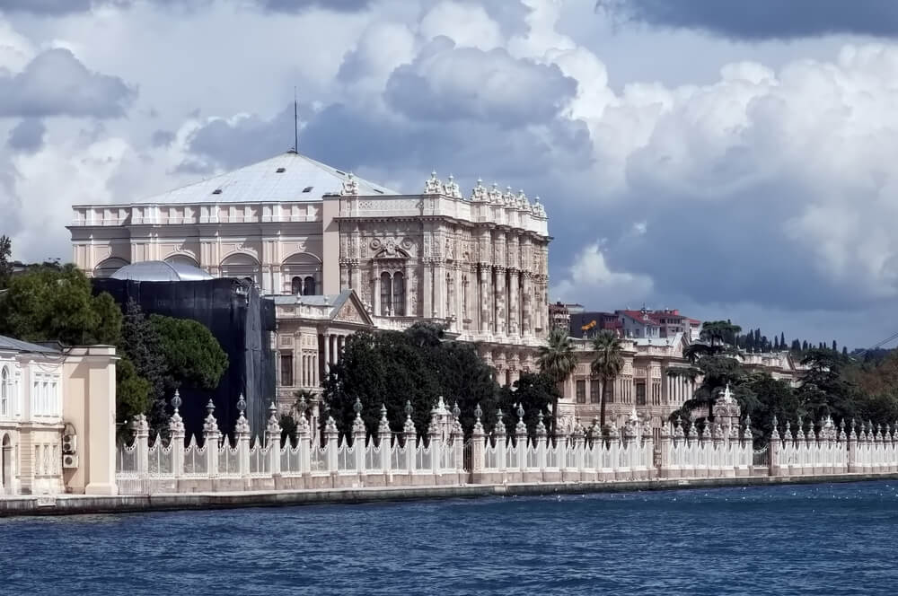 از کاخ دولما باغچه دیدن کنید