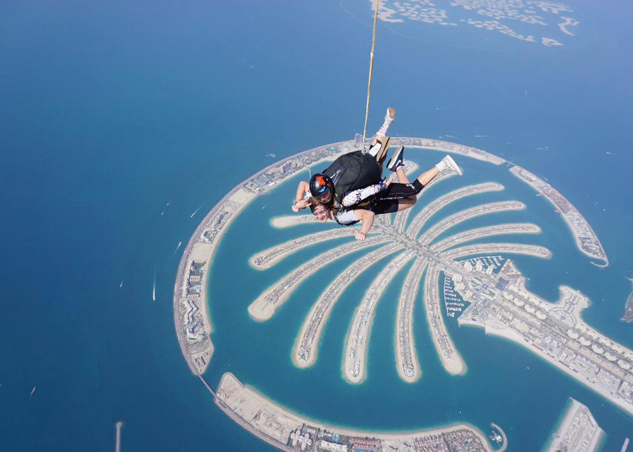 اسکای دایوینگ دبی؛ هیجان معلق بودن در آسمان