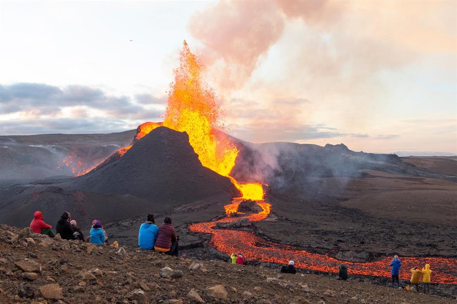 خطرناکترین مکانهای توریستی؛ از جزیره مارها تا دروازههای جهنم