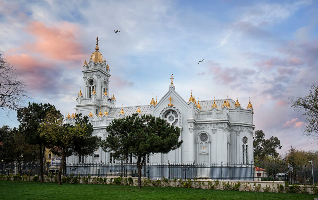 بالات و کلیسای آهنی؛ خان های رنگی و آهنی