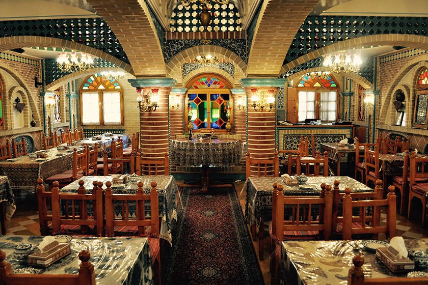 رستوران باربد؛ لذت نوشیدن شربتی گوارا در تالار آینه