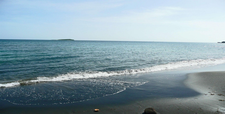 ساحل چابکسر؛ پیوند کوه و دریا در تابستان