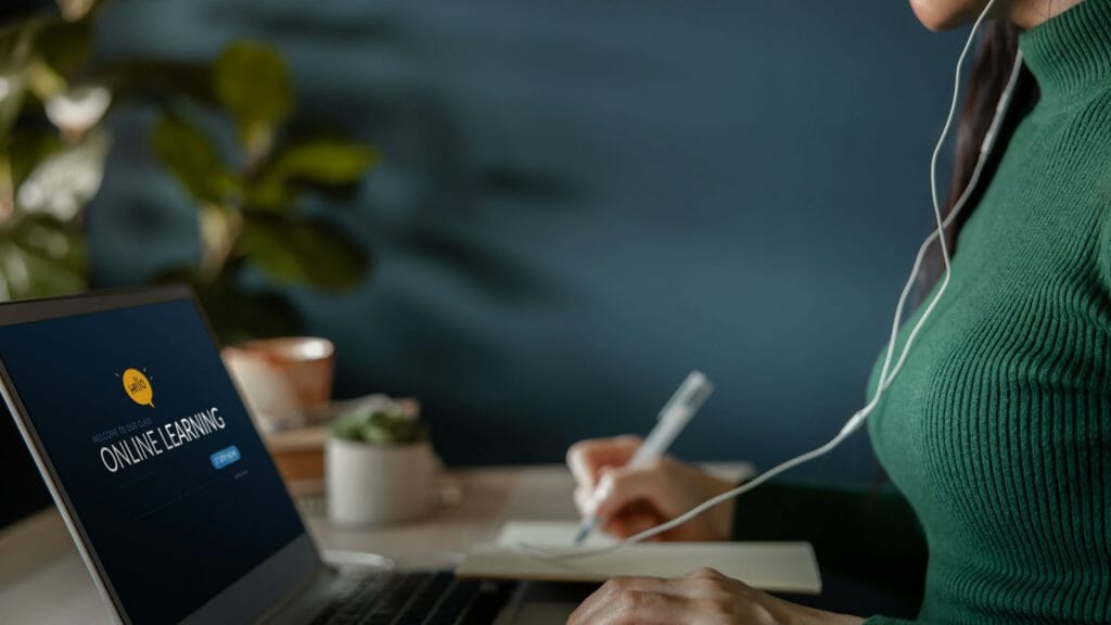 گرفتن پذیرش یک برنامه دانشگاهی از راه دور (آنلاین)