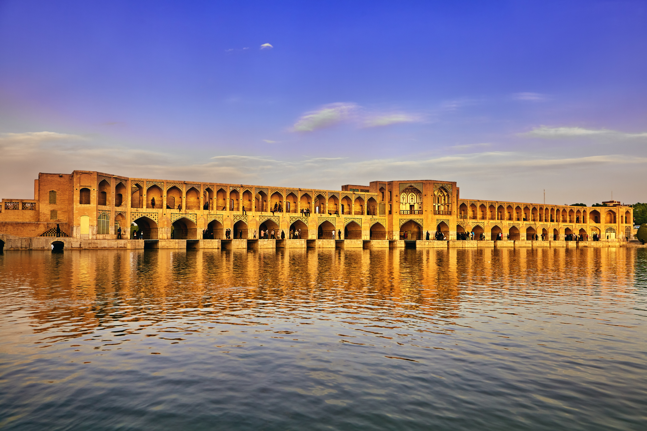 سی‌وسه پل و زاینده‌رود