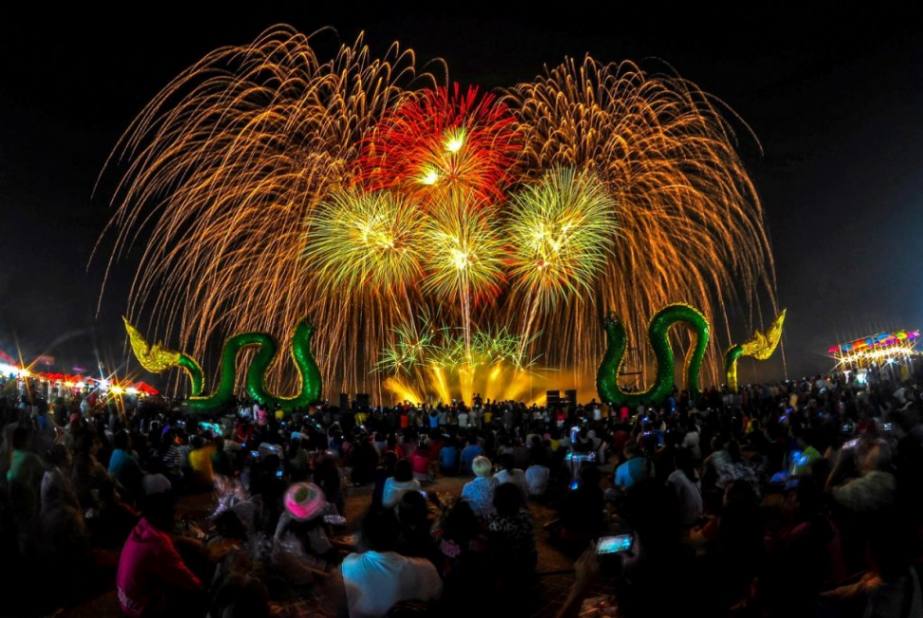 بهترین فستیوال های تایلند؛ گلوله‌های آتشین مکونگ ناگا