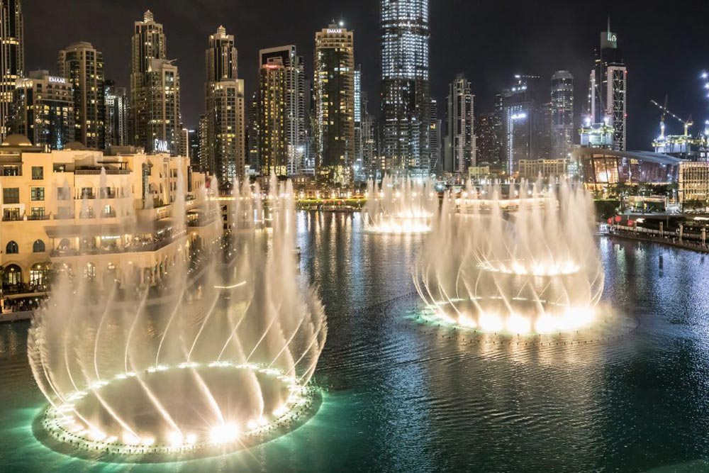دبی در شب؛ نمایش فواره ها