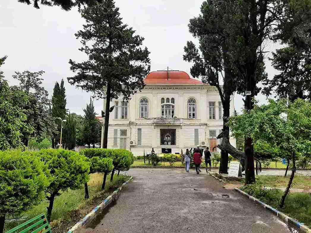 جاهای دیدنی بندر انزلی؛ کاخ‌موزه انزلی