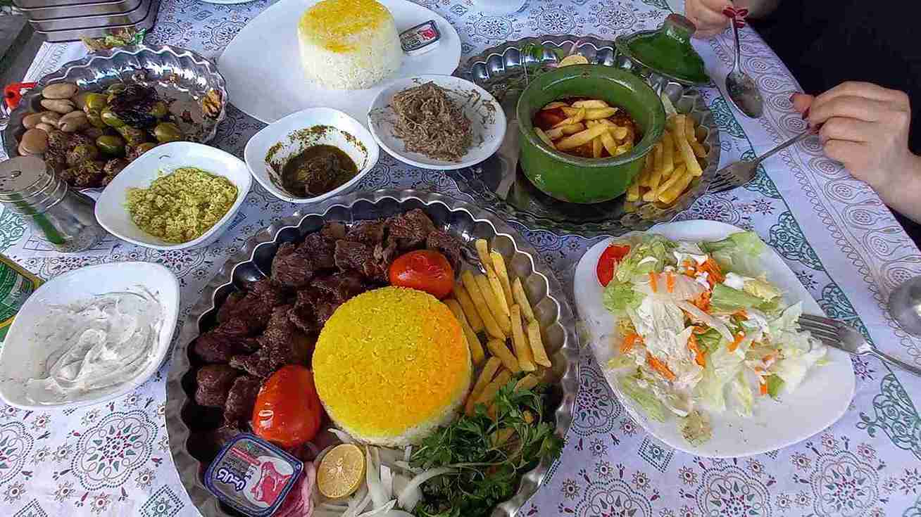 کافه‌ها و رستوران‌های اطراف بام سبز لاهیجان