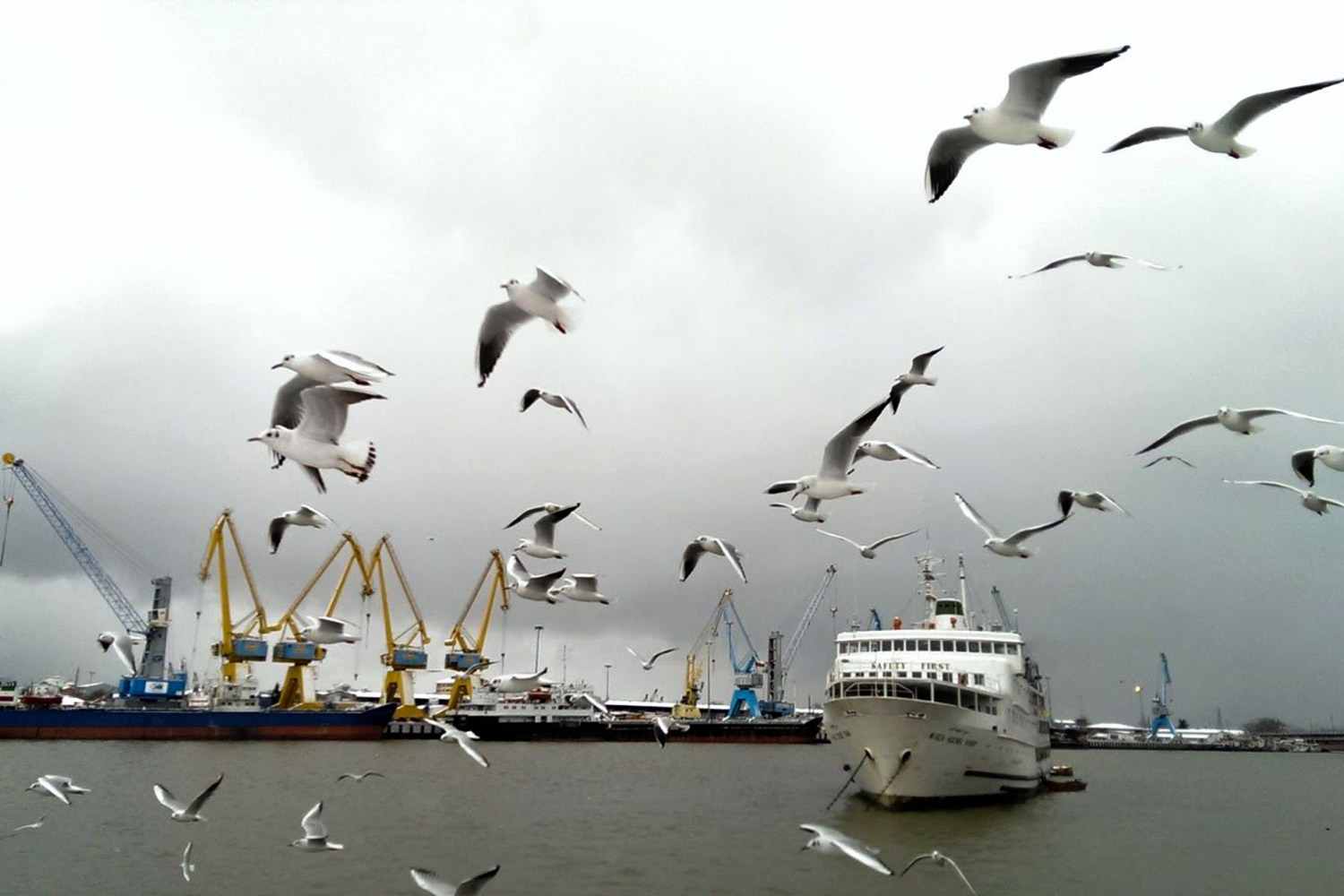 جاهای دیدنی بندر انزلی؛ کشتی تفریحی میرزا کوچک‌خان