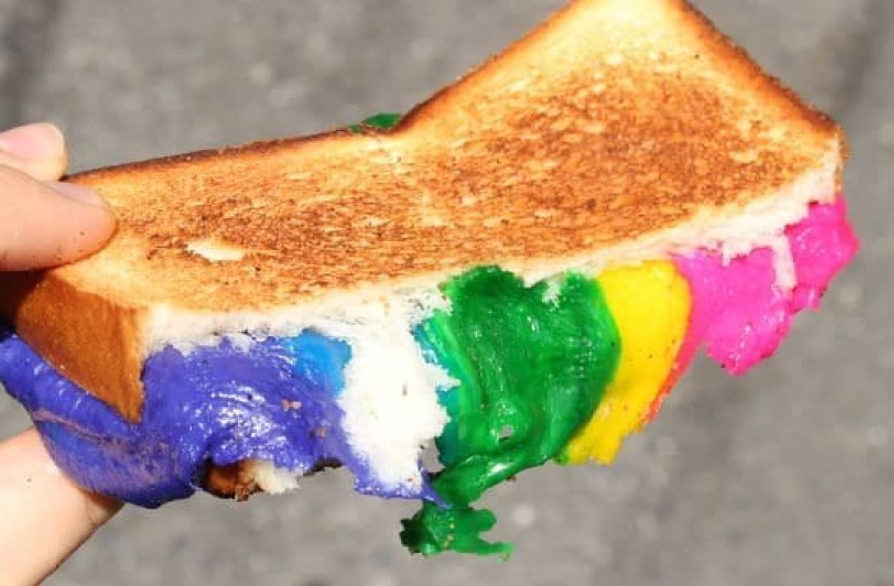 غذاهای خیابانی در هاراجوکو؛ Rainbow Cheese Sandwich