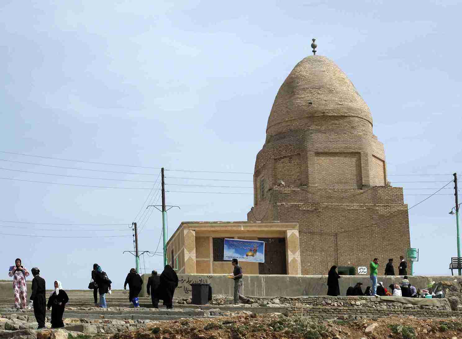 جاهای دیدنی کرمانشاه؛ آرامگاه اویس قرنی 