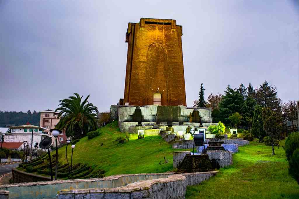 شیطان کوه لاهیجان و آرامگاه پدر چای ایران