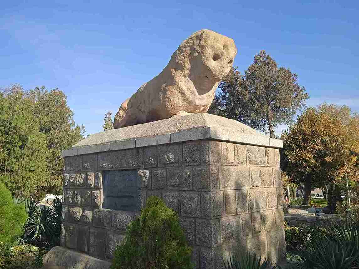شیر سنگی همدان